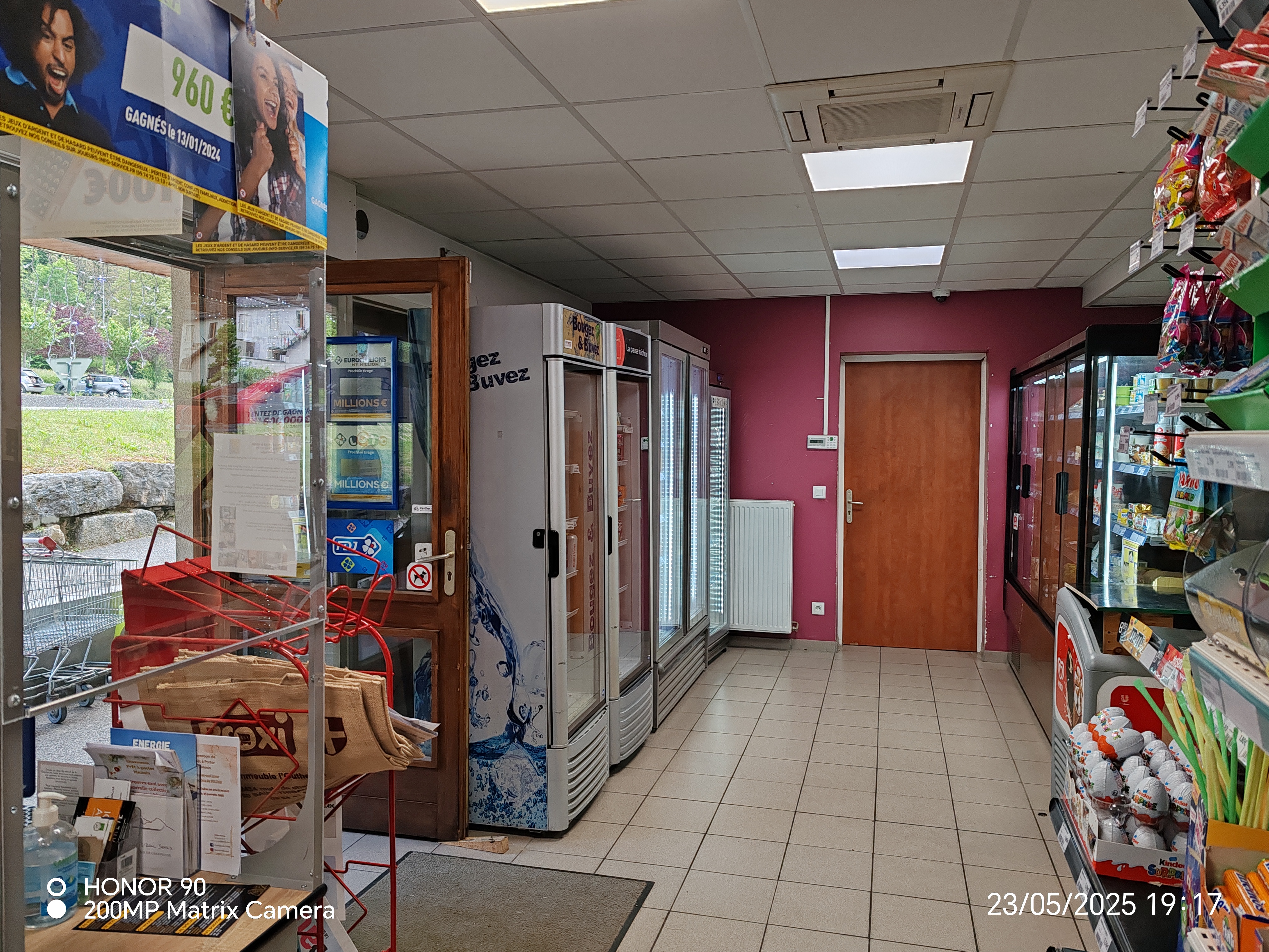 A vendre, dans un charmant village, situé  au cœur de la Chartreuse, un commerce de tabac, FDJ, presse, épicerie de 150 m2, point relais pour les colis. 
On propose aussi du fromage et de la charcuterie à la coupe et d'autres produits de producteurs locaux.
Une boulangerie, un salon de coiffure, un bar restaurant nous accompagnent aussi comme autres commerces du village.
Parking pour le magasin et grand parking à côté de l'école, de l'autre côté de la route.
Un logement T4 est attenant au magasin, avec un jardin, un garage et un local.
Travail à l'année, idéale avec une famille.
Ecole, Mairie, pompier à proximité.

Venez le découvrir, les montagnes ça vous gagnent !!