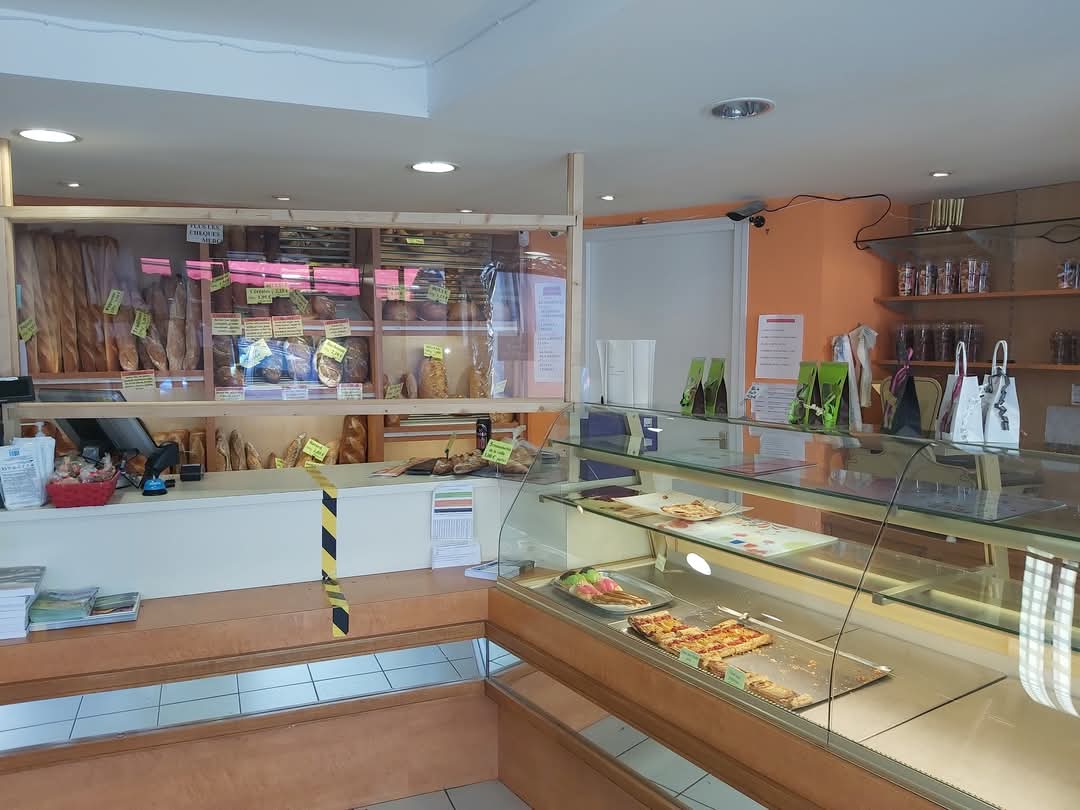 🔎 À VENDRE – Dernier commerce alimentaire de Spézet (29540) 
Boulangerie Pâtisserie Supérette 

Entre carhaix plouguer, gourin, châteauneuf du faou 
Commune avec 1777 habitants 

Prix : 280 000 € – à débattre selon projet et modalités de reprise et dans le cadre d’un projet solide

Boulangerie – pâtisserie – supérette à céder, dernier commerce alimentaire de proximité au cœur d’un bourg dynamique du Centre-Finistère.
📍 Environnement
Commune active disposant de :
École maternelle et primaire et collège 
Maison de santé (médecins, infirmières, professionnels paramédicaux)
Pharmacie, La Poste, médiathèque
Vie associative riche (sport, culture, école de musique, animations locales)
Équipements sportifs et salle polyvalente

Les communes alentours viennent également consommer sur Spézet.
La première boulangerie concurrente se situe à environ 10 km.

La municipalité est informée et suit la situation, ce commerce étant structurant pour la commune.

📊 Activité et chiffres
Vente fonds + murs indissociables.
Magasin 100 m2 porte automatique 
Répartition du chiffre d’affaires :
Fabrication (boulangerie – pâtisserie) : 129 550 €
Superette : 164 000 €
Total : 293 819 €

L’établissement est actuellement fermé le samedi après-midi et le dimanche + 5 semainesde congés 

👉 Le chiffre d’affaires pâtisserie reste donc à développer, notamment via une ouverture élargie le week-end.

⚙️ Organisation
✔ Clientèle locale fidèle et bassin élargi
✔ Activité multi-segment sécurisante
✔ Aucune reprise de personnel

🏠 Partie immobilière (incluse dans la vente)

Surface commerciale (rez-de-chaussée) : 250 m²
Laboratoire pâtisserie Fournil rénovés 
2 réserves 1 bureau 

Appartement au-dessus : 170 m², entièrement refait à neuf
Avec entrée privative 
Composition de l’appartement :
3 chambres + salle de jeux en mezzanine 
1 suite parentale
2 salles de bain
Grande pièce de vie d’environ 70 m²
Extérieurs :
Cour
3 garages à rénover 
Dépendances
Terrain constructible d’environ 600 m²
Ensemble immobilier offrant un fort potentiel d’exploitation et d’aménagement.

📩 Dossier complet et éléments financiers détaillés sur demande sérieuse.