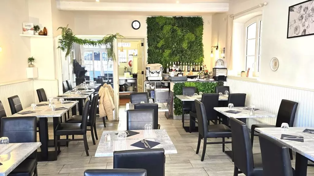 A SAISIR - restaurant sur place centrale et proche parking -  salle de 30 places et 24 en terrasse ombragée  -  caves - chauffage collectif - restaurant jouissant d'une excellente réputation et de bons résultats - vendu cause familiale - dans village proposant de nombreuses animations