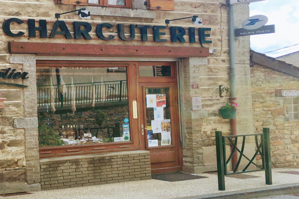 Vend fond de charcuterie artisanale Très bien placé beaucoup de passage et à proximité d?un grand parking 
Étudions toutes propositions , curieux et agences s?abstenir.