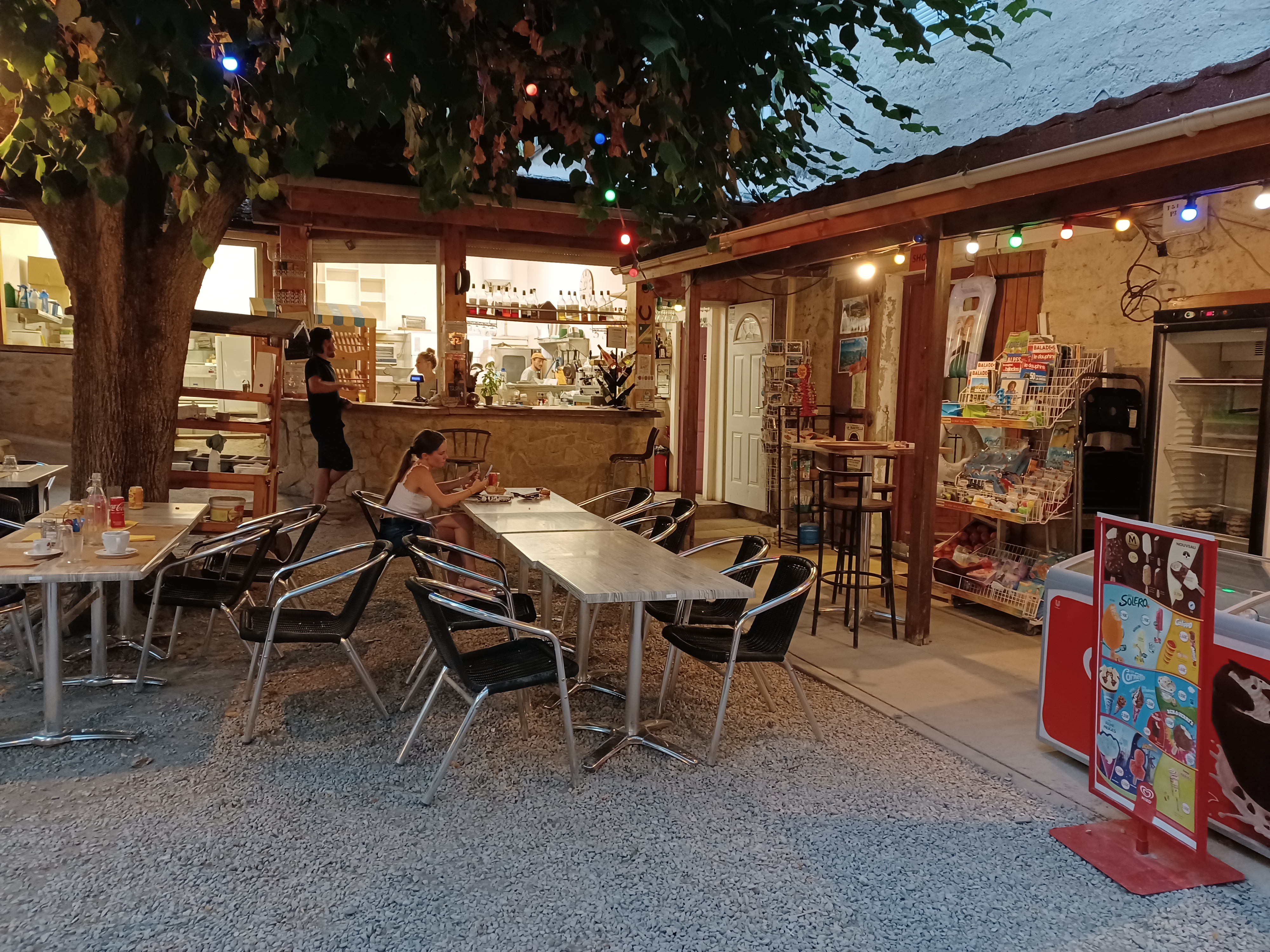 CAMPING SUD RHONE-ALPES MURS et FONDS
Dans un site idyllique et en bordure de rivière avec des plages privées, ce camping est composé de 60 emplacements autorisés, de trente Mobil home et Lodges de 2 à 8 places.
L'espace snack et restauration a une une licence 4. Il dispose d'une grande terrasse avec 100 places et il est arboré avec une vue sur la rivière.
La base de canoë-kayak est équipée de 50 bateaux et de l'ensemble du matériel pour cette l'activité dont 2 mini-bus et des remorques pour les navettes selon les parcours.
Les bâtiments sont répartis entre les logements pour le personnel (30 personnes en saisons) un appartement pour les exploitant de 100m² avec trois chambres, les ateliers, les locaux techniques et les blocs sanitaires.
Dans le prix sont cédés des engins de travaux et autres véhicules.
L'eau est captée et potable gratuitement sur le site.
L'affaire est saine et laisse un développement possible. L'investissement est d'autant plus intéressant sachant qu'il n'y a plus de possibilité de créer cette activité. Il n'y a pas de contrat avec une marque ou une enseigne.
La vente est engagée après 25 ans d'activités pour une retraite bien méritée.
Le site est entourée de communes attractives. Une gare SNCF et routière est située à moins de 10mn.