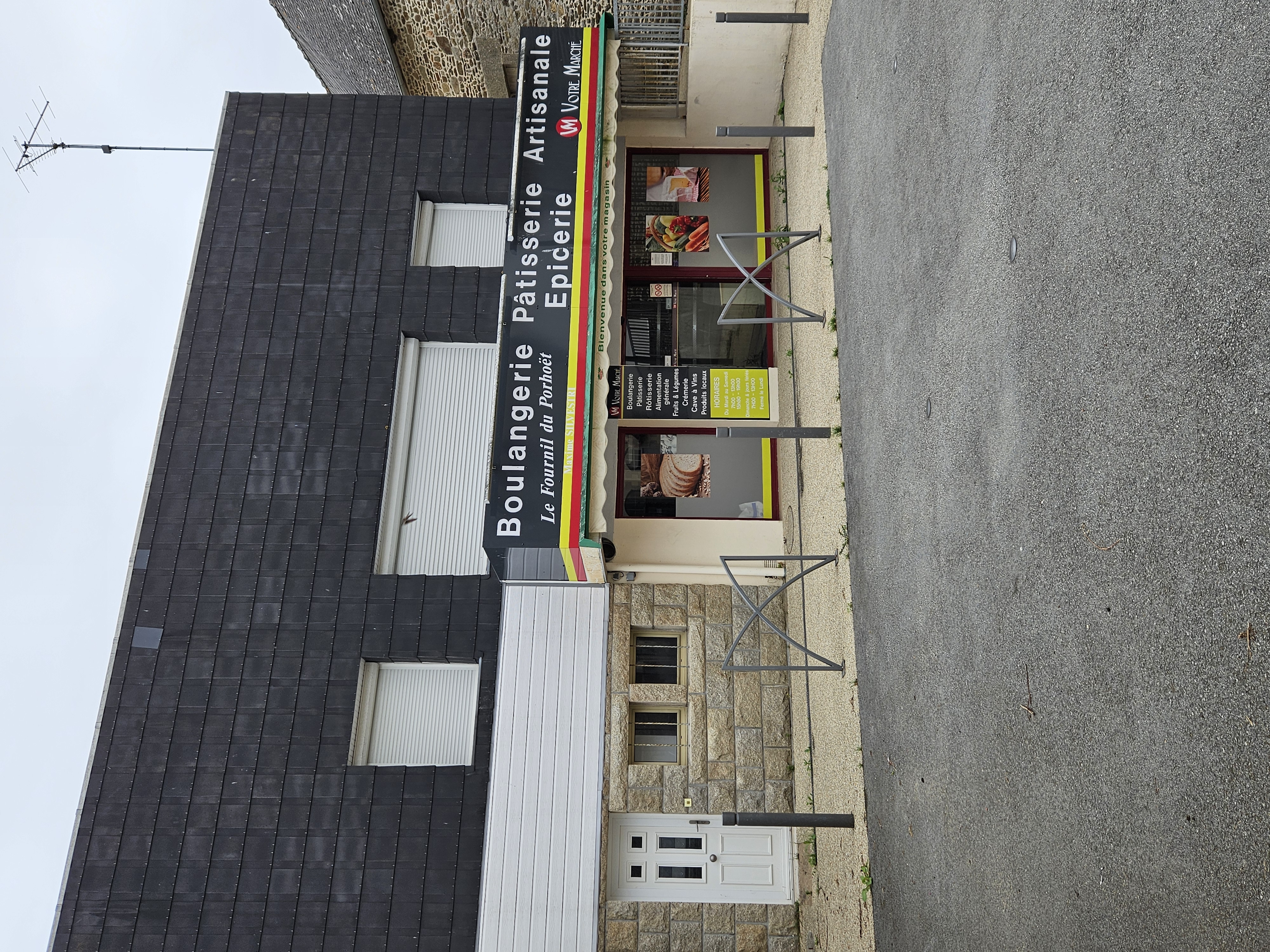 La commune de la TRINITE PORHOET située entre Ploërmel et Loudéac (CENTRE BRETAGNE) recherche un artisan boulanger- pâtissier avec la possibilité d'une activité multi services (épicerie).

Le local est situé dans une charmante commune dynamique de 700 habitants qui bénéficie d'une école primaire, d'un centre de loisirs, d'un collège, d'une banque, d'une Maison France Services, d'un domicile partagé, d'un médecin, pharmacie, centre de soins, centre de secours ... et de nombreuses associations.

Le logement, le magasin et l'ensemble des matériels professionnels appartiennent à la mairie. 
Loyer modéré et possibilités d'aides à l'installation.