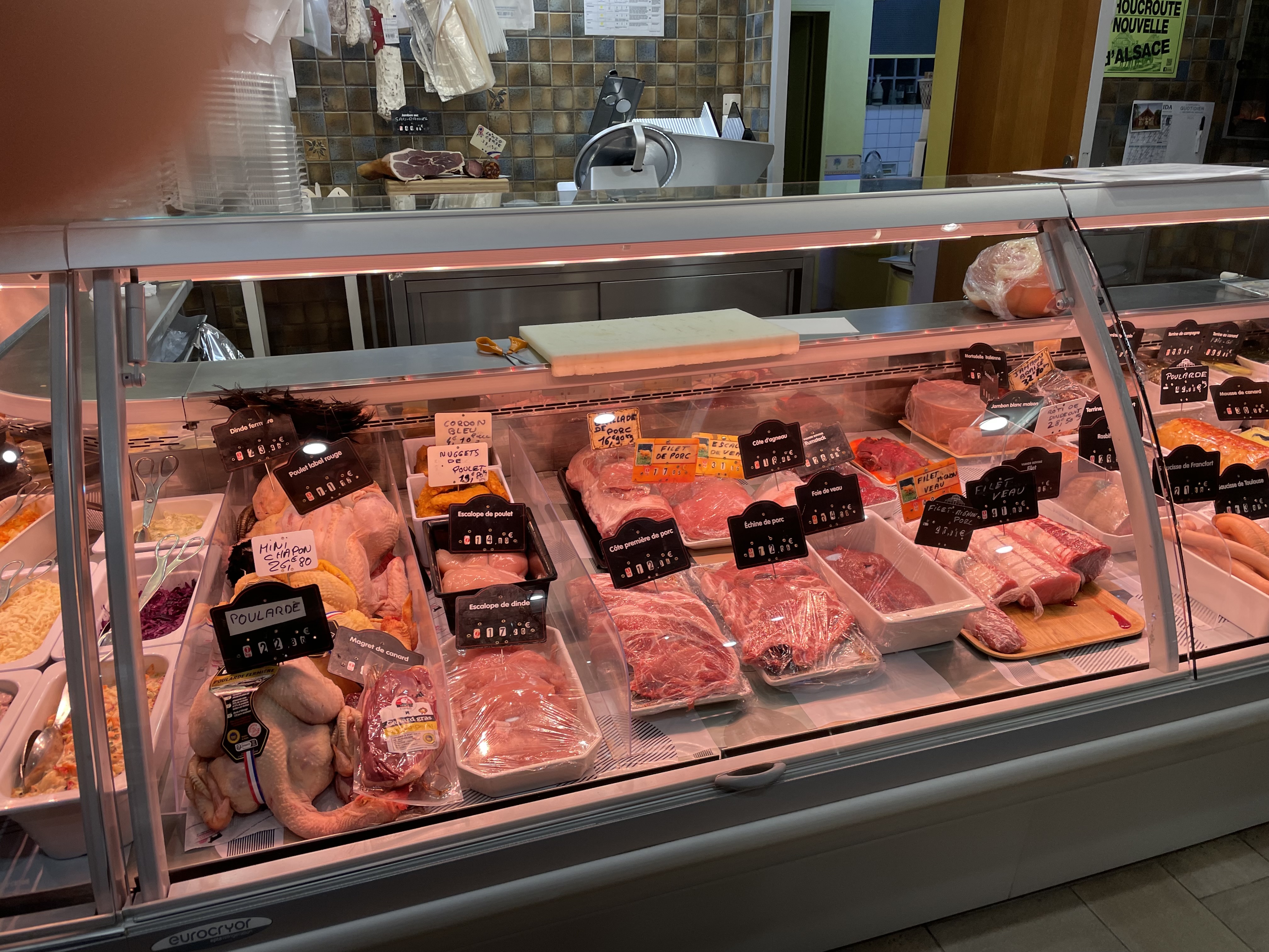 Très bon commerce en plein vignoble et beaucoup de repas portés à domicile pour personnes âgées 30 à 40 repas jour plus magasin avec bon chiffre. Boutique et équipement neuf prix clé en main, pour cause de retraite. Très gros potentiel à faire