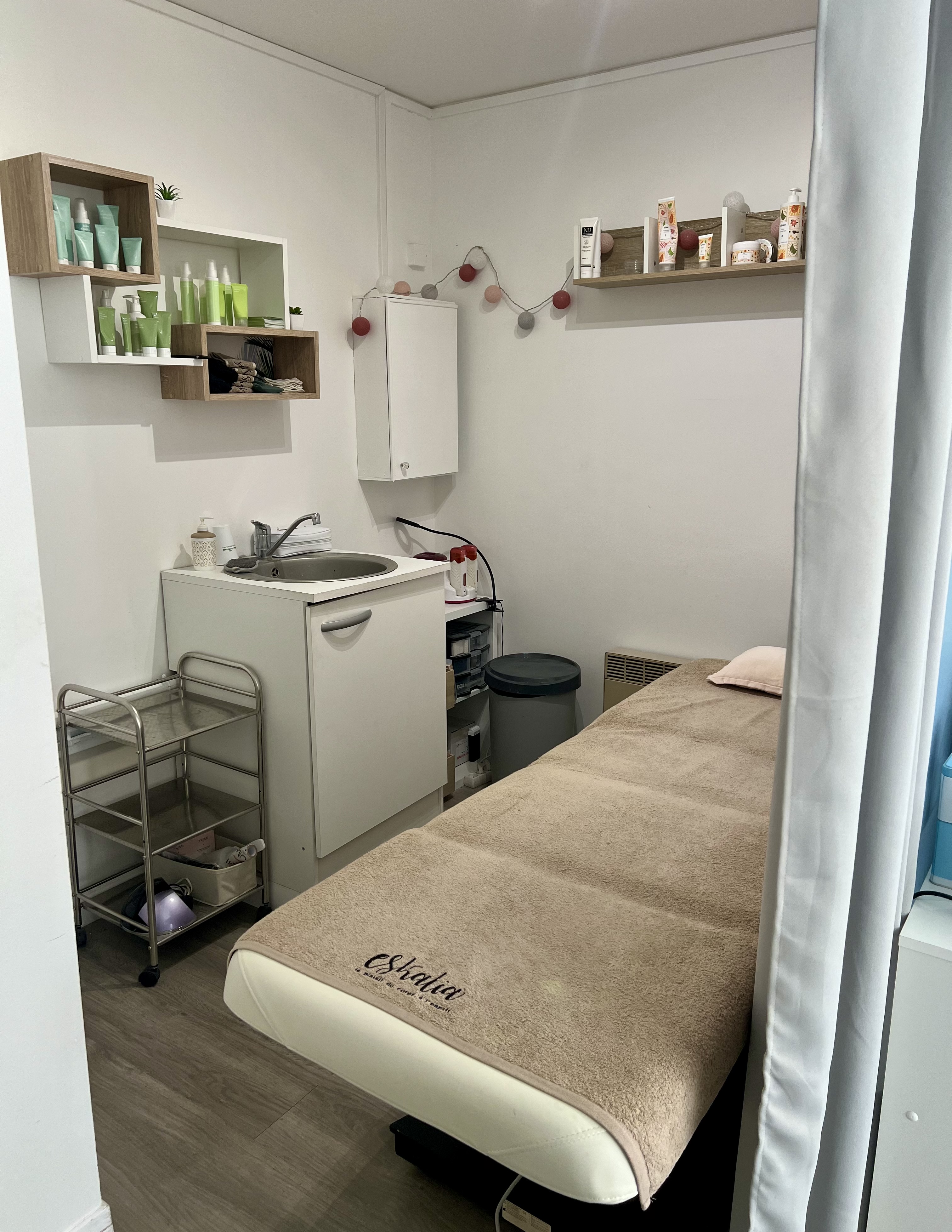 A vendre institut de beauté & onglerie « Fleur de soi » à Toury (28310)
Institut de beauté et onglerie Fleur de soi, créé en septembre 2021, situé en plein centre de Toury (28310), à proximité des commerces et avec stationnement facile. Local lumineux et chaleureux, parfaitement entretenu, idéal pour poursuivre l’activité.
Institut complet proposant :
•	Soins esthétiques, beauté de mains et des pieds, prothésie ongulaire, épilations, soins visage et corps
•	Clientèle locale, fidèle et régulière, développée depuis plus de 4 ans
•	Excellente réputation et forte visibilité dans le secteur
L’institut est vendu entièrement équipé avec un ensemble de matériel et de stock d’une valeur estimée à 12500€, comprenant notamment :
•	Tables et postes manucures
•	Fauteuils, appareils esthétiques, mobilier, décoration
•	Matériel professionnel et produits en stock
Aucuns travaux à prévoir, possibilité de reprise immédiate.
Données économiques :
•	Chiffre d’affaires moyen (2022-2024) envrion 43000 HT / an
•	Bail commercial transmissible (local en location, bail signé jusqu’en 2031)
•	Fonds de commerce vendu 45000€ matériel et stock inclus
Motif de la cession : déménagement.

Accompagnement possible pour la reprise : présentation de la clientèle, fournisseurs, logiciels et organisation interne.
Premier contact par message via la plateforme. Dossier comptable et informations complémentaires disponibles pour acheteur sérieux après premiers échanges.