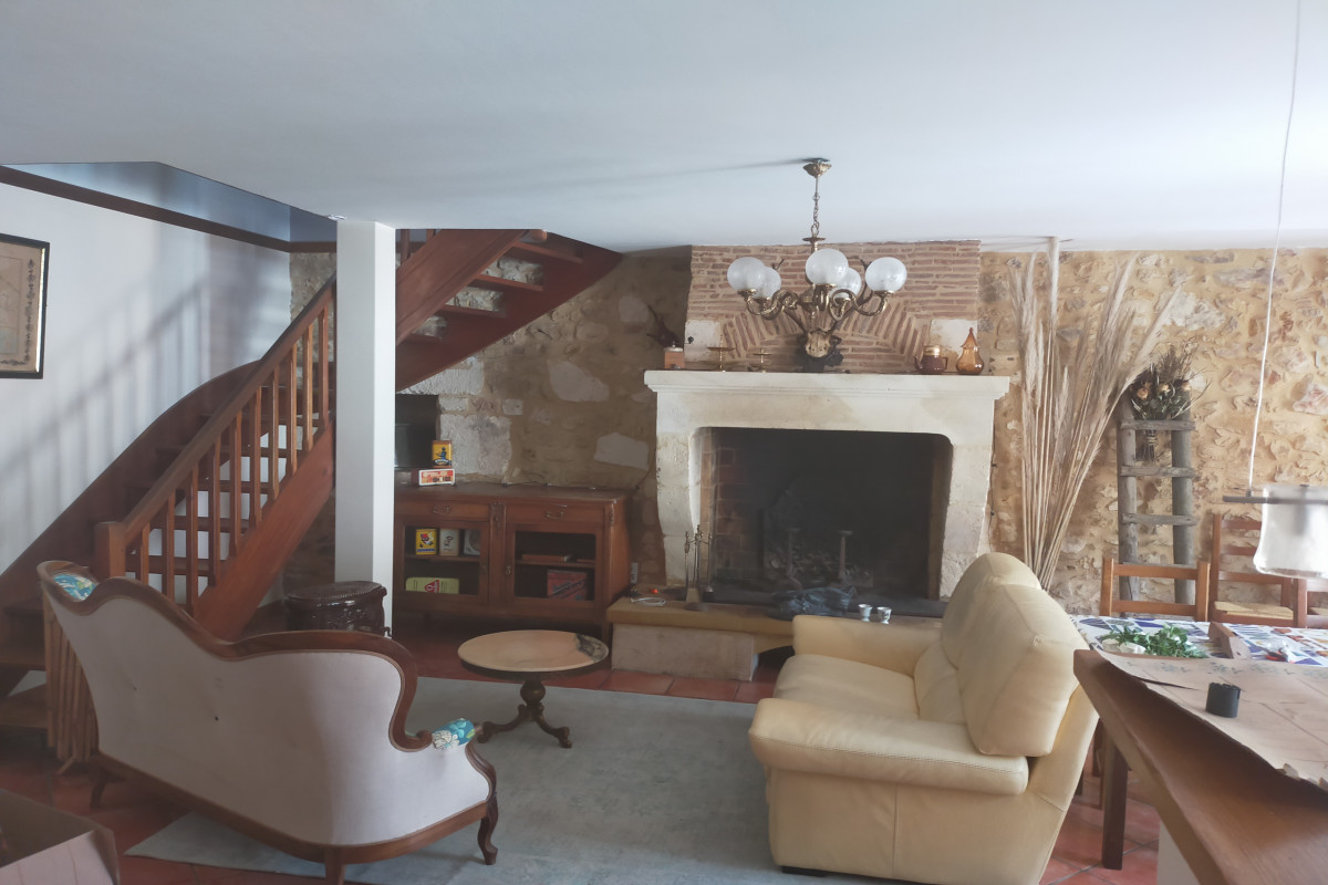 VENTE POUR CHANGEMENT D'ACTIVITÉ PRO... Excellente affaire...
Fond 110 000? possibilité d'achat des murs 330000?
Loyer 2100? HT
Chambres d'hôtes et restaurant licence IV. 850m2 habitables

 Idéalement placé sur axe touristique entre Bergerac et Sarlat belle Périgourdine en Pierre dans un village sympathique. Logement de fonction sur place de 130m2.

Etablissement rénové en 2018 bénéficiant d'une belle notoriété clientèle locale fidèle et touristique. Établissement a fort potentiel et grande marge de progression encore possible.

Equipement et matériel de qualité entretenu régulièrement par des professionnels, système d'alarme incendie en fonction. De superbes cheminée en pierres de taille....

RESTAURANT : 40 places intérieur en salle principale  climatisée et 2 salles supplémentaires avec d'une capacité de 40 et 20 places à l'étage. Location d'un emplacement terrasse à la commune avec petite redevance annuelle permettant l'installation de 50 places / store banne et terrasse aménagée.

CHAMBRES : 5 Chambres spacieuses entièrement rénovées en 2018  avec mobilier et literie de qualité "hôtel ". Toutes les chambres sont dotées de climatisation réversibles, TV et d'une salle de bain  privative équipée. 

2 chambres supplémentaires permettent de loger du personnel ou stagiaire en saison.

LOGEMENT DE FONCTION: Un logement de fonction atte,at à l'établissement d'une surface de 130 m2 vous permets de conjuguer travail et vie privée en un seul achat.

LOCAUX ANNEXES : Cave a vin de 40m2, laverie équipée, chaufferie et grande réserve de 100m2.

TRES BONNE RENTABILITE ET POTENTIEL A DEVELOPPER ...

PAS DE CONTRATS EN COURS , PAS DE SALARIES A REPRENDRE.....

PRIX DU FOND : 110 000
Curieux s'abstenir, visites réalisées avec preuve de financement..