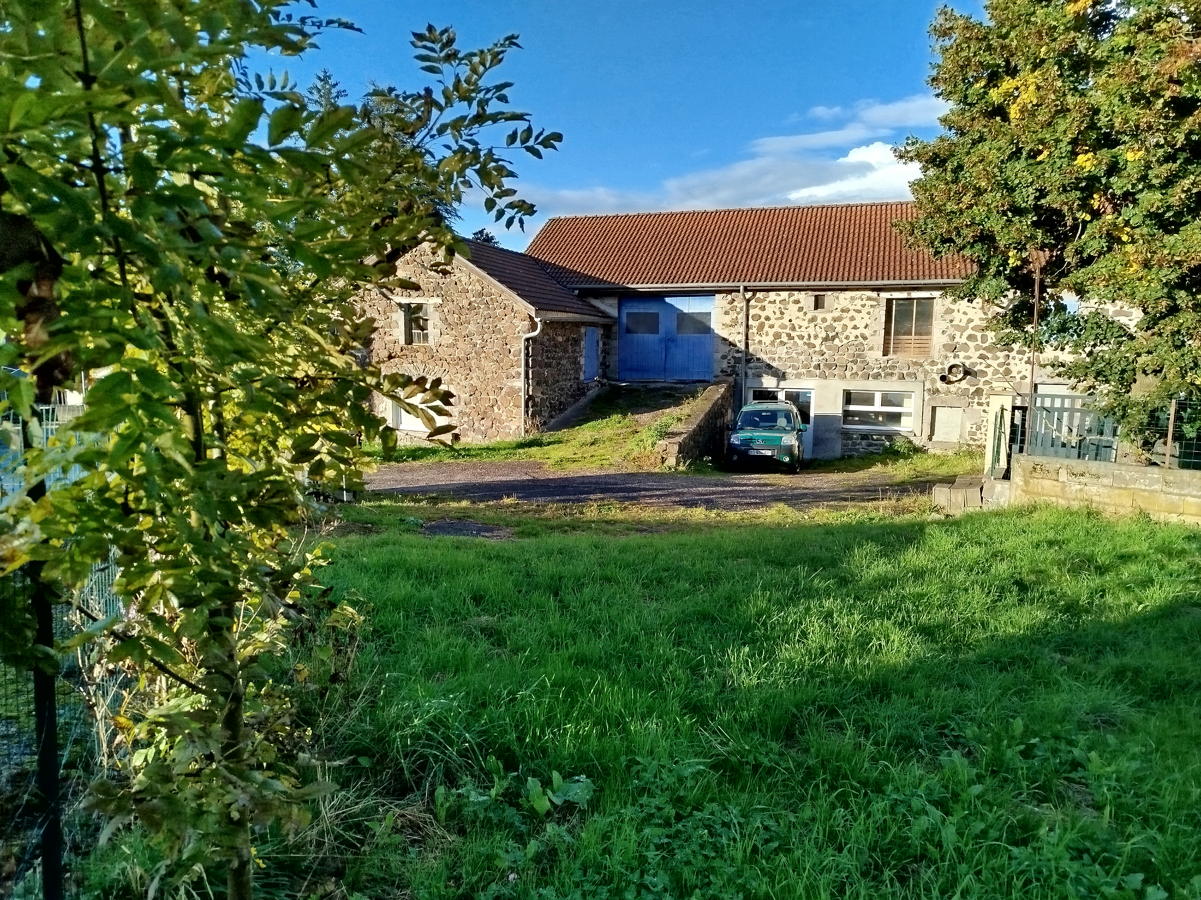 Bâtisse en pierre au cœur du village hébergeant une boulangerie.

Elle présente un gros œuvre en bon état.
Elle se compose d'un commerce au rez-de-chaussée et d'une partie habitation à l'étage.

D’une superficie totale de 270 m2 (deux niveaux de 135m2) plusieurs projets d’aménagement peuvent être envisagés.

Pour le projet d’un commerce (suivant l’activité choisie), ce bien peut être rapidement opérationnel.

Mitoyenne d’un côté, elle est implantée sur une parcelle de presque 1000 m2 répartie sur les trois autres côtés.

Fond de commerce activité de boulangerie : 30 000€ supplémentaires