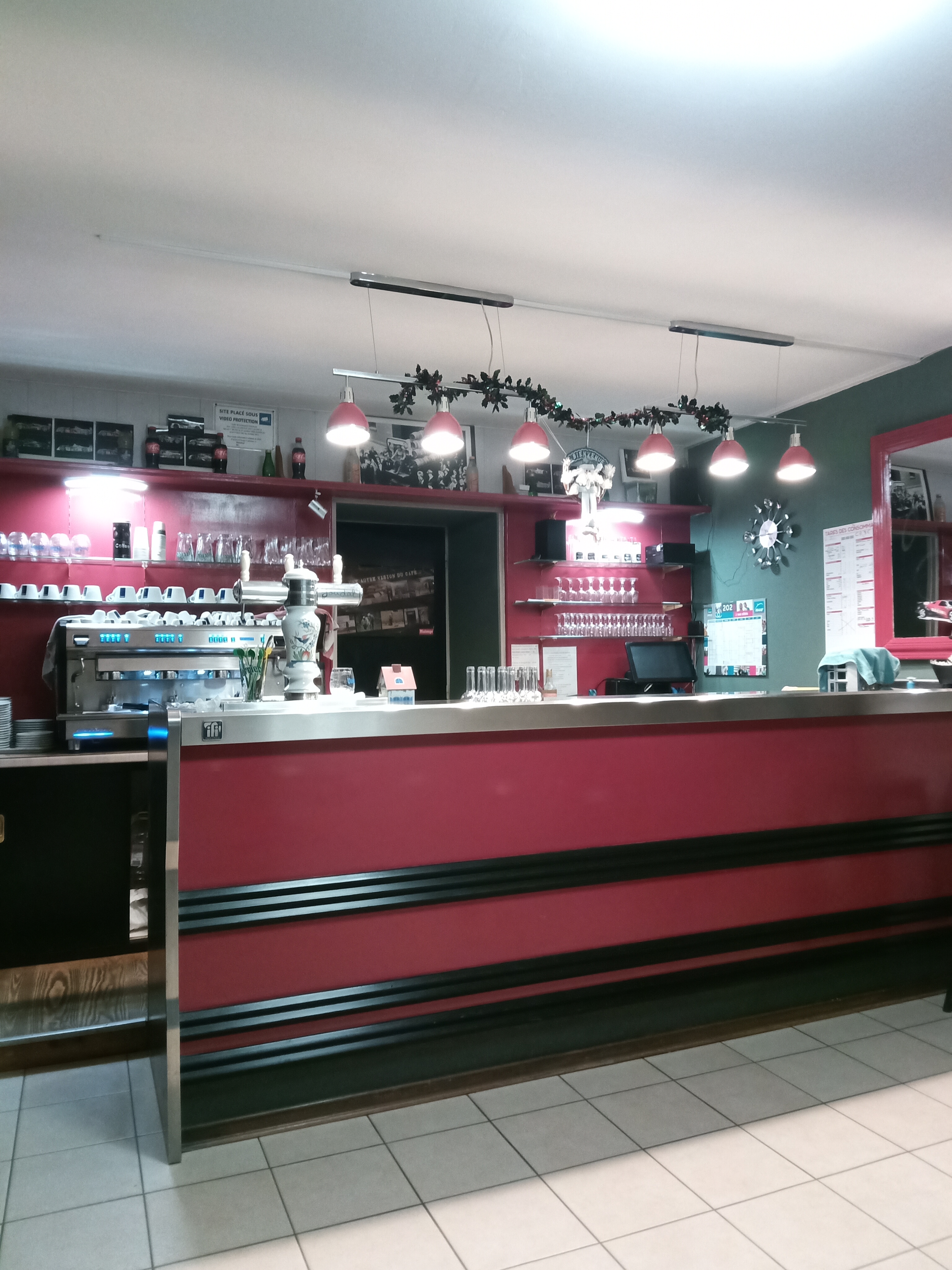 Dans un village de 1260 habt ,sur un axe Le Mans, Angers, à 6 km d'une ville de 15000 habt très passager.
Grands parking devant établissement gratuit.
Tenu par un couple depuis 8 ans, une serveuse à mi temps depuis mai 2025.
si possible en couple pour reprendre cette affaire 
Pour nous les trimestres d'un travail d'une vies sont complets.
Le bar restaurant est ouvert que le midi, du lundi au vendredi, pas de prestation extérieure.
Au menu ouvrier et familiale, service buffet d'entrée, le talent culinaire des plats mijoté seront appréciés.
Salle de 60 places assises, dont une pour groupe sur réservation de 16 à 23 pers. Totalité de la surface de l'établissement 120 m2.
Une terrasse paysagé de 12 couverts.
Travail avec carnet de clientèle à la fiche pour les ouvriers.
Congés annuel 2 semaines en août,2 semaines aux fêtes et tous les fériés.
La cuisine à été refaite à neuf en 2019 ainsi que tout le matériels, four 7 niveaux, plancha gaz, friteuses électrique, fourneau 4 gaz plus plaques milieu et four gaz, installation électriques et gaz de ville tout est en inox.
Ce restaurant dispose d'une grande chambre positive "évaporateur neuf en avril 2025" une tour 2 portes et trois vitrines positives ainsi que 2 grand buffets pour le buffet d'entrée acheté en 2019 .
ballon eau chaude pour plonge séparé de la cuisine changer en 2024.
chaudière gaz pour le chauffage restaurant et eau chaude cuisine changer en 2023.
cave en dessous du restaurant.
Au dessus un logement 2 belles chambres ,un bureau ,une pièces avec kitchenette ,une salle de bain avec wc(tous repeint en 2025).bail commerciale de 3,6,9 ans, loyer avec logement 950€ mensuel.
chiffre d'affaires stable de 2023,2024,2025. 
bilan comptable à disposition.
pas de contrat à reprendre sur aucun matériel.