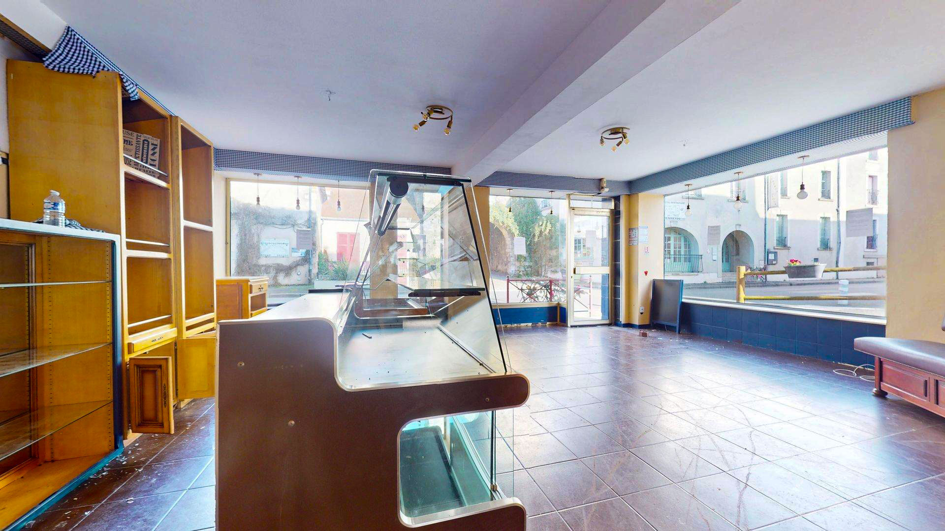 Local commercial – Ancienne boulangerie à reprendre  

Village historique - Canal de Berry – Axe passant  

Situé en angle d’immeuble, le bâtiment est traversant et bénéficie d’une triple exposition exceptionnelle entre la rue Pierre Loyau (rue principale du village), la rue du Cher et les bords du Canal de Berry. L’arrière du local donne directement sur le canal, offrant un cadre agréable et exploitable selon le projet.  

Au rez-de-chaussée, sur rue principale, anciennement exploité en boulangerie, le local développe une surface totale d’environ 122 m².  

Il se compose de :  
une pièce commerciale / boutique, un local de rangement, une pièce cuisine / laboratoire, une arrière-cuisine, des toilettes, un local technique.  
L’ensemble est fonctionnel et permet une reprise en boulangerie, snacking, restauration rapide, petite restauration ou toute autre activité alimentaire compatible.  

Historique:  
La boulangerie a cessé son activité principale suite au départ à la retraite, il y a un peu plus d’un an, des exploitants en place depuis plus de 20 ans. Deux locataires se sont ensuite succédé sans réelle dynamique commerciale.

Environnement & potentiel:  
Le village, calme en période hivernale, bénéficie de forts atouts touristiques le reste de l’année. Cette charmante cité médiévale, historiquement marquée par le passage de Jeanne d’Arc, attire depuis plusieurs années un tourisme régulier, en augmentation.  

Depuis début 2025, le village est desservi par "l’itinéraire de l’autoroute du vélo”, avec un arrêt direct sur la commune, renforçant la fréquentation :  
cyclotouristes, familles, visiteurs de passage, clientèle en recherche de pauses, restauration rapide ou halte gourmande.  

La clientèle est majoritairement familiale, avec un temps de visite long (pauses, repas, voire nuitées).  

Proposition de reprise:  
Le local nécessite une remise aux normes électriques. Dans ce contexte, nous proposons une période de gratuité de loyer suivi d'un loyer évolutif afin de faciliter la reprise d’activité et d'accompagner le porteur de projet dans sa phase de lancement.