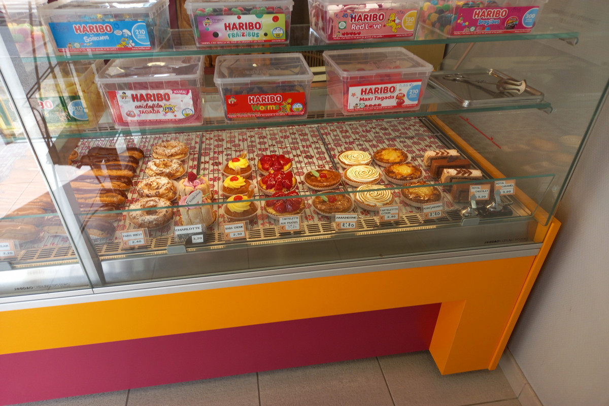 Dans la Vienne 86 , boulangerie  pâtisserie sur un axe de passage, résultant d'un très grand trafic routier 
Cette boulangerie est actuellement exploité par un couple 
Le chiffre d'affaires est de 120000 ke

Le snaking est à développer 
Les frais notariés sont à la charge du propriétaire 

Avec l'aide du moulin centre atlantique pour le montage du dossier 

et le montage financier est en parti travaillé 
Diplôme nécessaire au minimum CAP boulanger 

Renseignements uniquement par mail