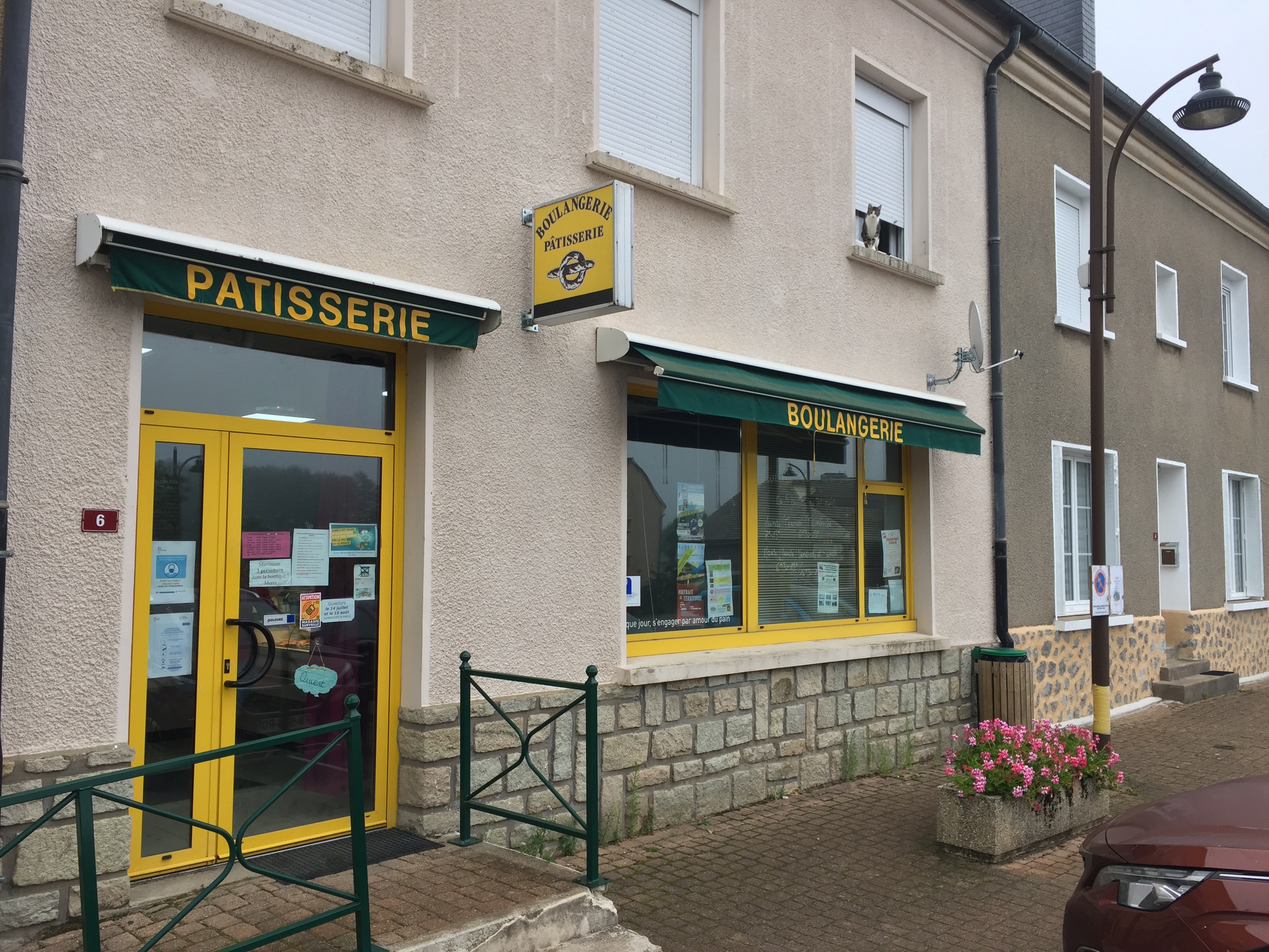 Vous (couple) rêvez de devenir votre propre patron et de gérer votre propre boulangerie-pâtisserie et petite épicerie ? Ne cherchez pas plus loin !
Idéalement située sur la RD37, très fréquentée, entre le Lac des SETTONS (300 000 visiteurs) et le Lac de Panneciere, la commune de Planchez (couverture téléphonie + fibre) est à la recherche de son futur boulanger ou boulangère.

Nous vous offrons une l'opportunité de créer votre fonds de commerce (boulangerie – pâtisserie…) dans une commune tranquille et au milieu de la nature (forets et lacs), a seulement 18 km de la Capitale du Morvan Chateau-Chinon (58) et 1 heure de l’Auxerrois et de la route des vins de Bourgogne (Beaune).
La municipalité de PLANCHEZ propose une boulangerie clé en main bénéficiant d'une clientèle touristique et constante.
Le fournil et la surface de vente sont entièrement équipés, prêts à être exploites dès votre arrivée.
Ce local commercial (disponible) bénéficie également d'un appartement de type F4 (96m2), entièrement refait à neuf, en accès direct avec le commerce, pour une vie confortable et pratique au cœur du village, sur la place du village, à côté d'une boucherie et d'un café-restaurant.
 Loyer Abordable du commerce : 350 €/mois + 50 € (charges)
Loyer du logement F4 : 450 €/mois + 70 € (charges)

Pour plus d'informations ou pour planifier une visite, n'hésitez pas à contacter la Mairie de Planchez au 03 86 78 42 03 ou par courriel à mairie.planchez@gmail.com    
N'hésitez pas à saisir cette occasion exceptionnelle de concilier emploi et bien-être en pleine nature. Vous pouvez jouer un rôle actif dans l'activité économique et social de la communauté locale et contribuer à la réouverture de cette entreprise.