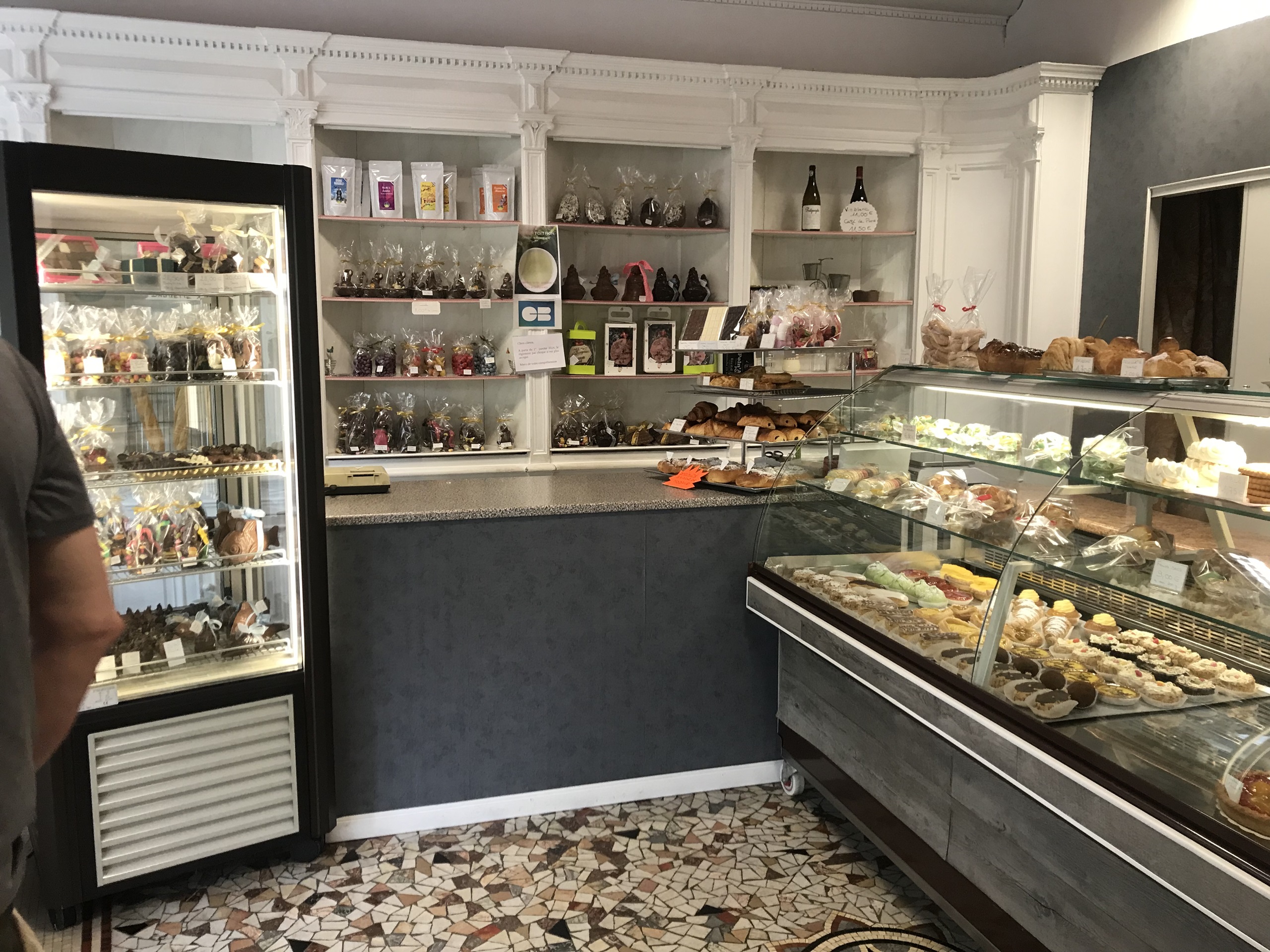 A reprendre 𝗣𝗮̂𝘁𝗶𝘀𝘀𝗲𝗿𝗶𝗲 𝗮̀ 𝗘́𝗽𝗶𝗻𝗮𝗰, en Bourgogne du Sud
•	Affaire 𝗰𝗹𝗲́ 𝗲𝗻 𝗺𝗮𝗶𝗻 : CA 2024 : 93.000 €, Marge Brute 69,5%, Valeur Ajoutée : 19,6% ; 28 ans d’activité stable, notoriété installée, spécialités régionales (Modanes …) et savoir-faire chocolatier.
•	Emplacement 𝘀𝘁𝗿𝗮𝘁𝗲́𝗴𝗶𝗾𝘂𝗲 : cœur de village animé, face à la mairie et aux marchés hebdo (mercredi & dimanche), maison de retraite voisine
•	Locaux et équipement : boutique 30 m² + atelier 40 m², matériel professionnel complet (four Moretti, chambres froides, tempéreuse, vitrines réfrigérées).
•	Potentiel de 𝗱𝗲́𝘃𝗲𝗹𝗼𝗽𝗽𝗲𝗺𝗲𝗻𝘁 : potentiel pour une boulangerie, snacking salé/sucré, salon de thé, formules traiteur et boissons chaudes, loyer 550 €/mois
•	Conditions 𝗮𝘁𝘁𝗿𝗮𝗰𝘁𝗶𝘃𝗲𝘀 : fonds de commerce à 35 000 € (hors stock), accompagnement assuré pour une transition réussie, affaire à céder pour retraite.