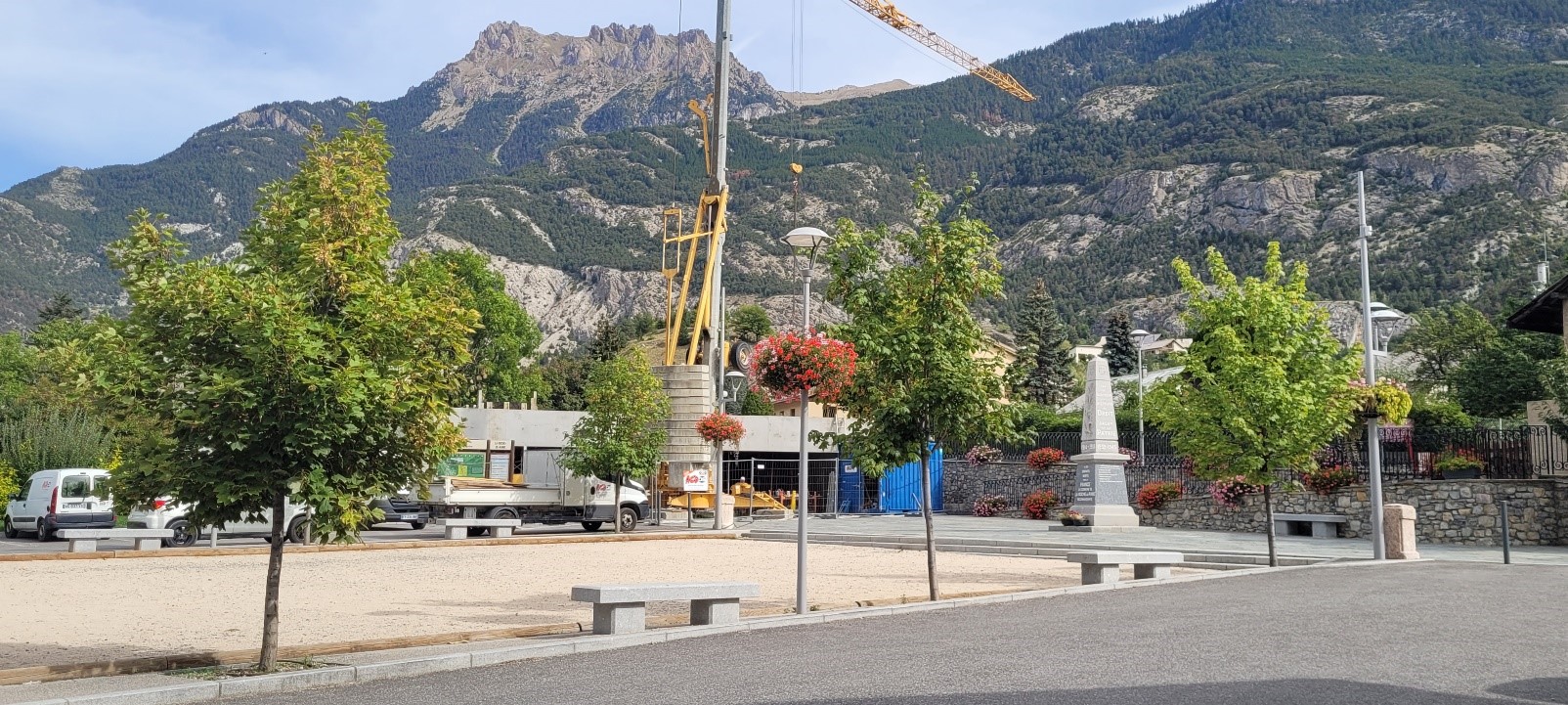 Dans les Hautes Alpes, aux portes du Pays des Écrins, la commune de La Roche de Rame vous propose la location d'un commerce de proximité multiservices.

Bâtiment neuf de plain-pied avec un grand linéaire de vitrines et une belle terrasse.

Situé à côté d'un jeu de boules et de nombreuses places de parking au bord de la seule route nationale qui traverse le département.