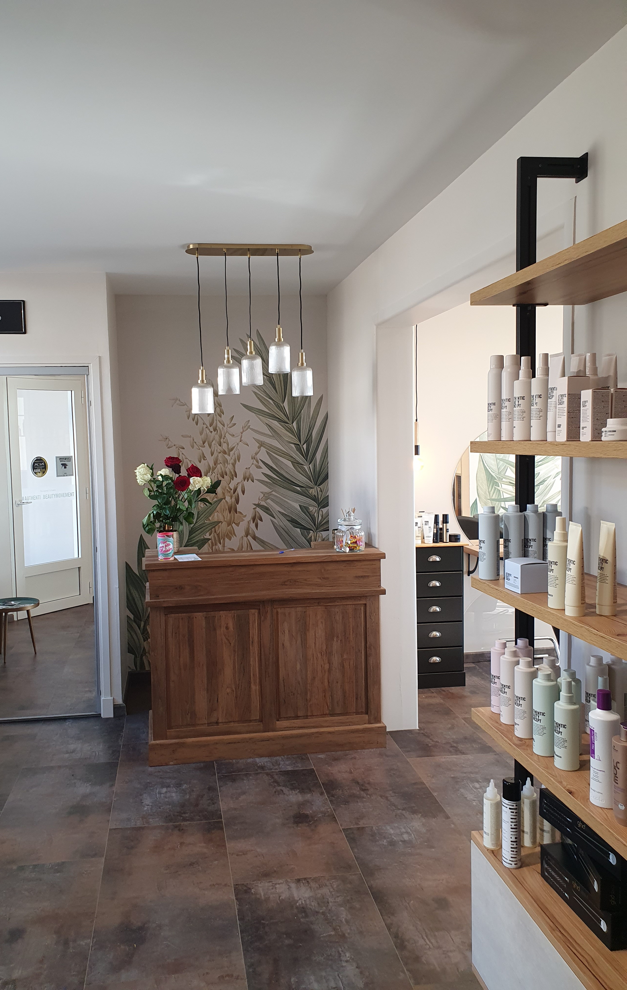 Salon de coiffure 55 m2 3 postes de coiffages.2bacs dont un massant.Refait à neuf en janvier 2023.Ouvert depuis juin 2010.Tres bonne clientèle.Bon CA.Commune très accueillante.Vente pour changement professionnel.