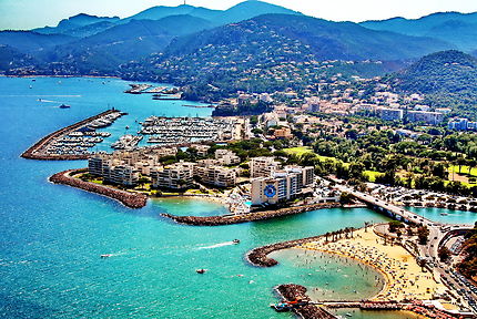 À VENDRE 635 000 euros un Grand restaurant café Emplacement premium à Cannes
Zone piétonne très fréquentée
20 mètres linéraires de vitrines en angle.
À saisir : fonds de commerce d’un restaurant café de renom idéalement situé sur l’une des zones piétonnes les plus animées de Cannes, à seulement 5 minutes à pied de la mer.
Caractéristiques principales :
Surface : 150 m²
Capacité : 40 couverts en salle + 40 en terrasse
Extraction aux normes
Licence IV incluse
Loyer : 4 000 euros/mois
Parking public de plus de 300 places à seulement 50 mètres, idéal pour une clientèle locale et touristique.
Un emplacement rare, avec un fort passage piéton et une visibilité maximale.