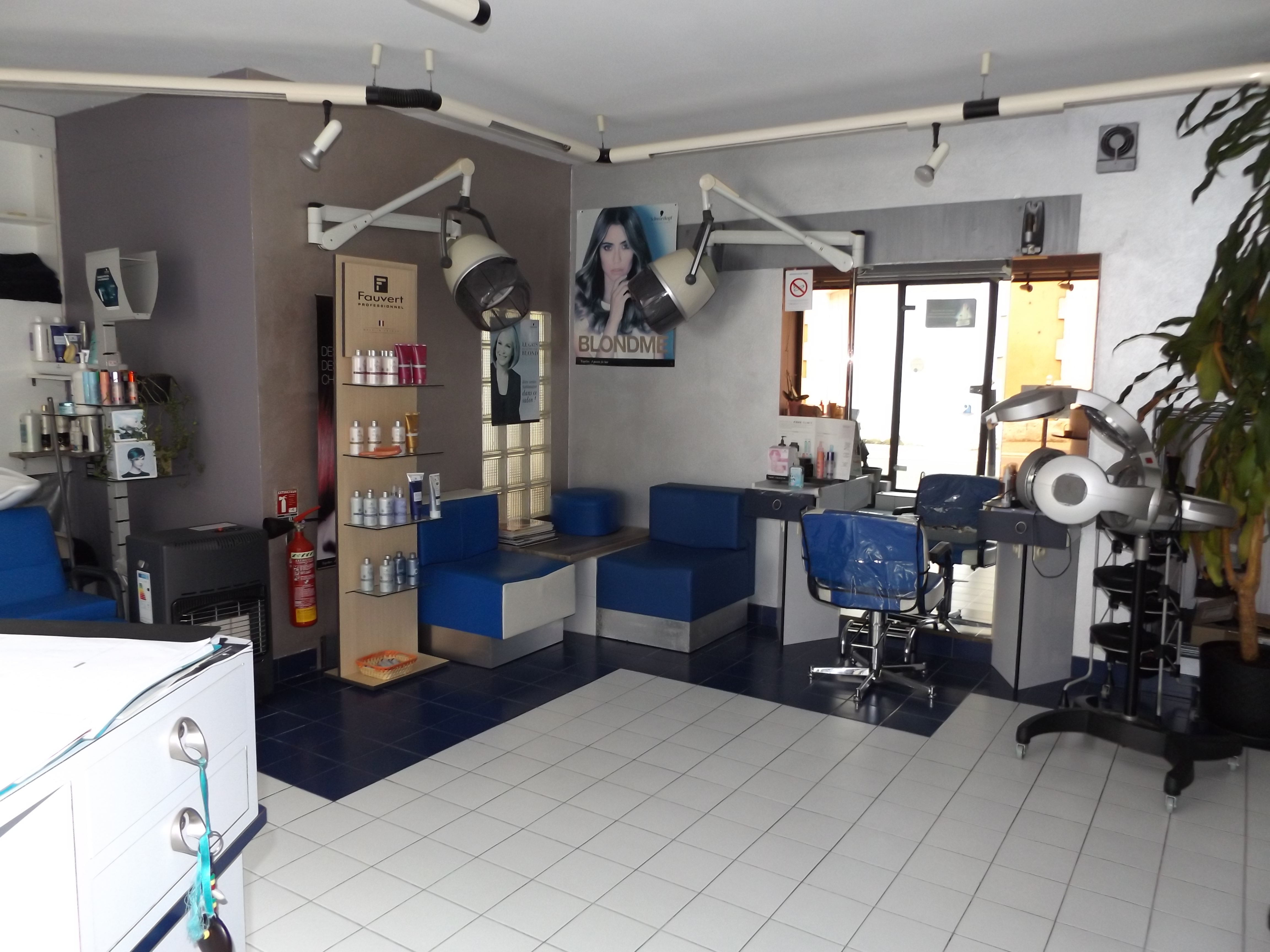 bonjour à vendre fond de commerce coiffure 99m2, un coté homme, un coté femme, un sous sol pour stock et pièce pour manger, une salarié coté homme ,beau salon grande baie vitrée des deux cotés loyer 620 euros très bonnes clientèles et fidèles, tout le matériel pour démarrer tout de suite votre activité prix 26000 euros pour plus de renseignement me contacter merci.