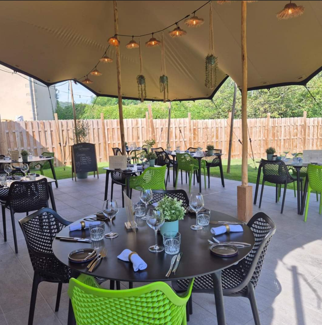 Les atouts :
✓ Notoriété de l'établissement
✓ Fort potentiel de développement
✓ Clientèle locale et touristique fidèle
✓ Parking spacieux à proximité

L'activité :
Vous souhaitez reprendre un établissement de caractère au coeur de la campagne creusoise ?
La commune de Chambonchard recherche un repreneur pour ce lieu convivial et bien connu des habitants et des visiteurs.
Tous les projets sont les bienvenus: gastronomique, traditionnel, cuisine du terroir, bistrot rural, ou encore concept original...

Le Local :
Superficie de 290 m² composée
> d’une partie habitation 140 m² au sol et 115 m² au 1er étage :
• 4 chambres (dont 1 PMR) avec salles de bain privatives. Possibilité d’exploiter certaines en chambres d’hôtes selon la composition familiale du gérant
• Une cuisine équipée
• Une pièce à vivre spacieuse

> et d’une ancienne grange réhabilitée pour accueillir l’auberge 135 m² au sol :
• Salle de 38 couverts à taille humaine, ambiance chaleureuse
• Terrasse de 40 couverts
• Établissement aux normes PMR
• Cuisine professionnelle récente et entièrement aux normes.
• Travaux de rénovation réalisés en 2022. Climatisation réversible installée en 2024.

L'environnement :
Auberge située sur un axe touristique, à proximité des gorges du cher et dans un environnement verdoyant et bucolique.
Elle séduit par son esthétique soigné en combinant convivialité et fonctionnalité.
Elle bénéficie d’une excellente notoriété locale, avec une clientèle fidèle, de passage et touristique.
Elle est située à seulement 35 minutes de Montluçon et 15 min d'Évaux-Les-Bains. Le restaurant attire de nombreux curistes et touristes se rendant à Évaux-les-Bains ou Chambon-sur-Voueize.
De plus, la commune constitue une halte idéale pour les cyclotouristes du fait de sa proximité avec plusieurs itinéraires cyclables : la véloroute Est Creuse (V87), la boucle de Chambonchard (53,6km), les routes vallonnées de la Combrailles (559m de dénivelé qui traverse la vallée de Chambonchard) et la Vagabonde (Montluçon-Montauban).

Informations pratiques:
Le prix de vente du fonds de commerce est de 85 000€.
Les prix des loyers sont de
• 707 € / mois pour l’auberge (restaurant et chambres d’hôtes)
• 404 € / mois pour la partie habitation/chambres d’hôtes
La commune est prête à accompagner le repreneur dans son installation : mise en relation, communication locale...