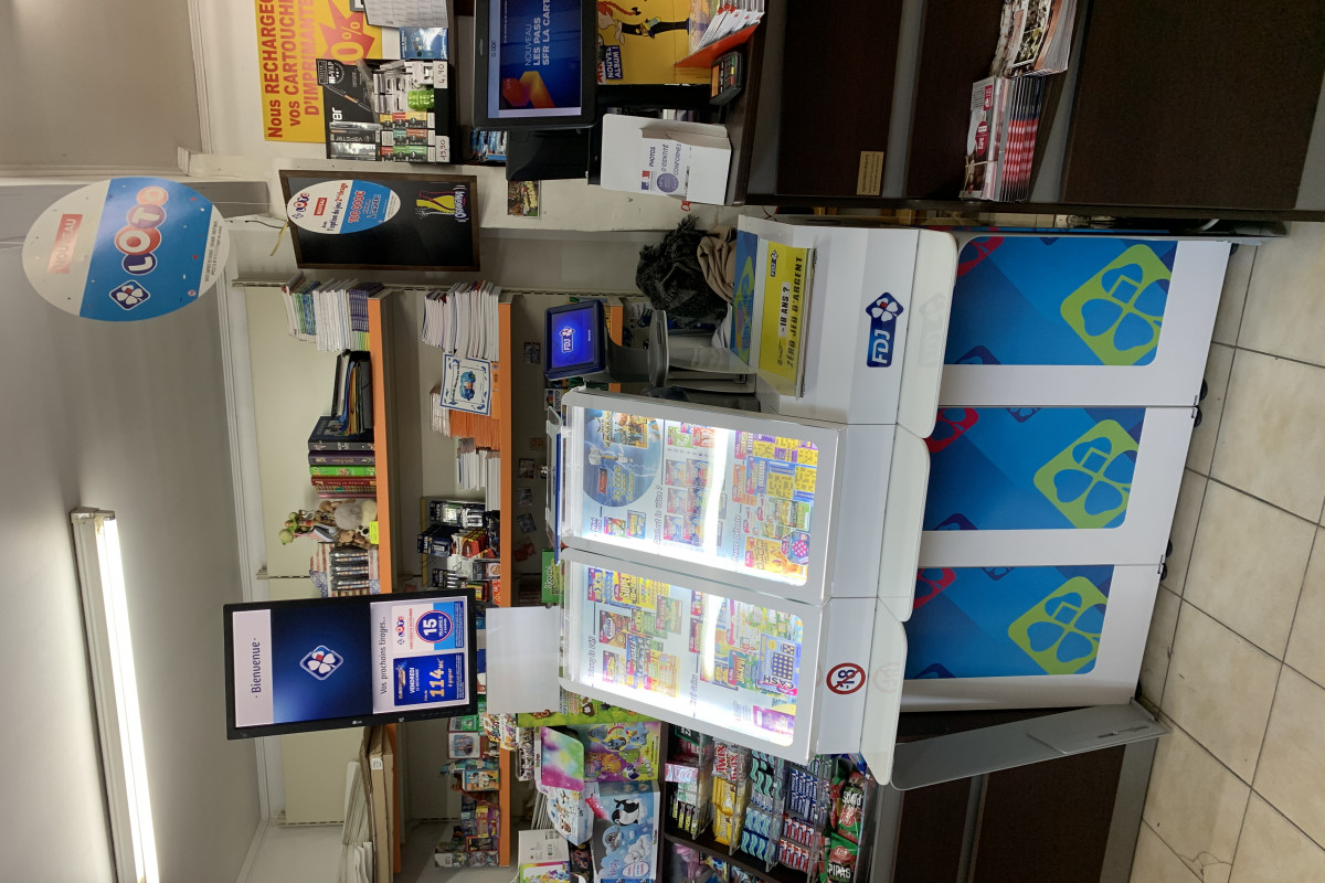 Vends fonds de commerce loto presse librairie papeterie à Paulhan 34230. Village tous commerces bien situé entre Beziers et Montpellier  proche axe A75 en plein développement .
Vous aurez la possibilité d aller travailler dans un contexte familial où la clientèle est conviviale et de bonne humeur.
Surface de vente de 50 m² . facilité de stationnement .Activité multiservices dépôt de pain dépôt pressing Carterie développement photos cadeaux Bijoux mondial Relais ? plusieurs possibilités s?offrent à vous .
Prix : 82000 euros 
Pour plus de renseignement,veuillez me contacter par mail .merci.