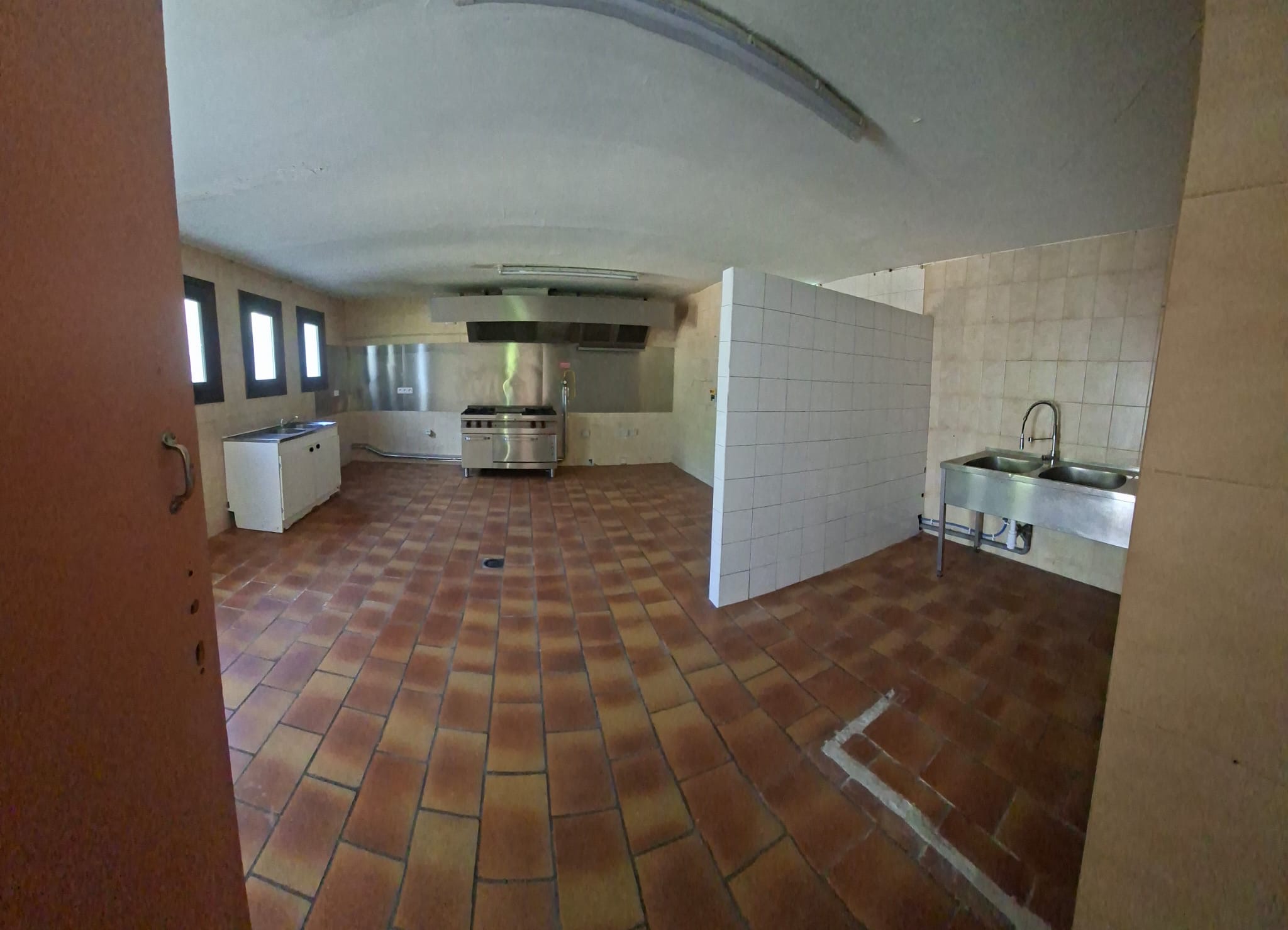 ROUBION, Alpes-Maritimes, station de montagne été/hiver propose à la location local pour restaurant situé station des Buisses.
Anciennement dénommé "restaurant l'Alpage", le local est situé à environ 100m du cœur de station en RDC d'un bâtiment comportant 7 gites communaux.
Le local comporte une grande cuisine, une partie technique, une salle de restauration de 40 places avec coin bar et une terrasse. L'équipement est a compléter. La décoration est a faire.
Possibilité de bail précaire puis commercial. Conditions à discuter selon dossier et références.
Présentation de la commune et de la station sur www.roubion.com