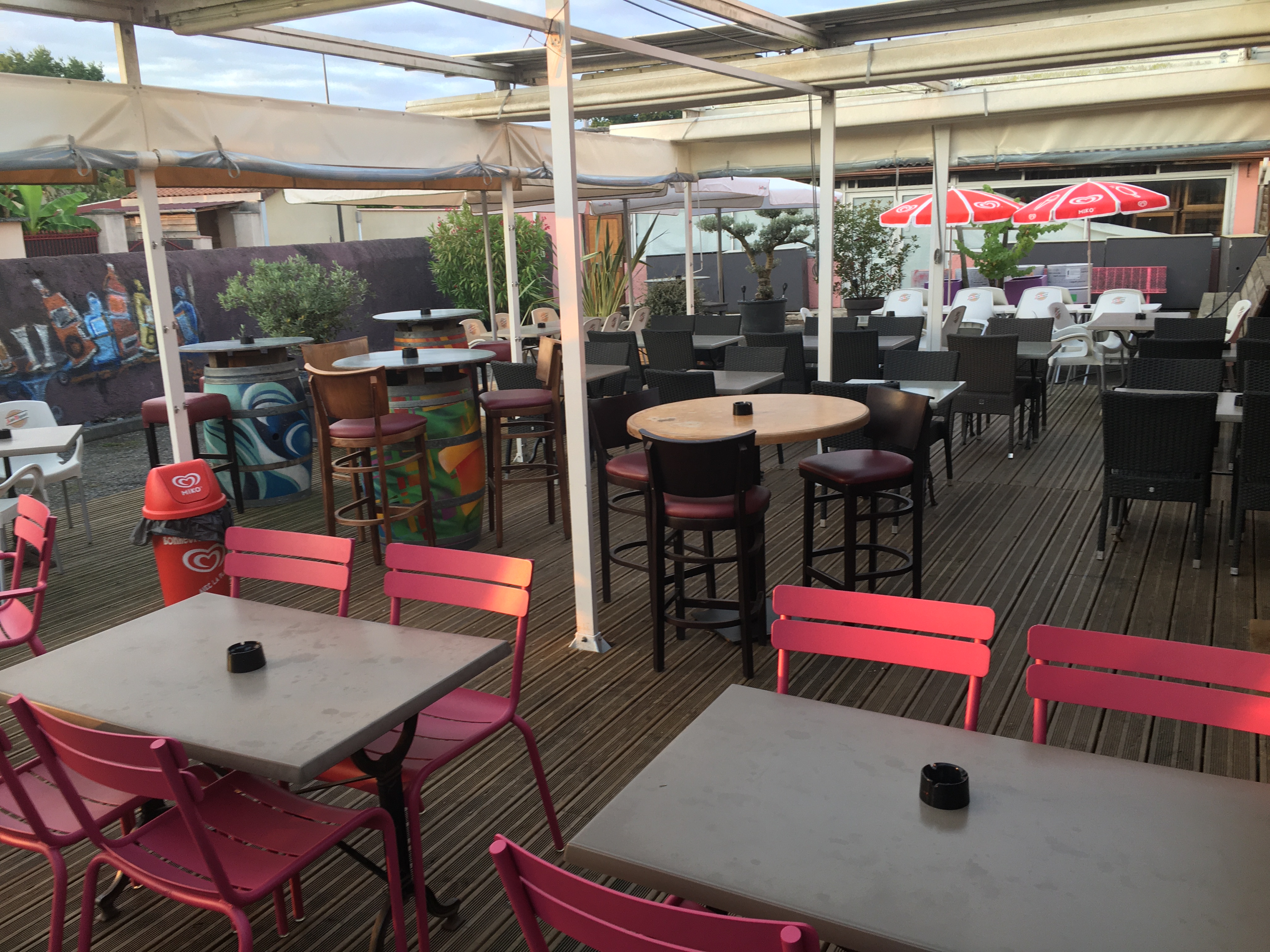 Fonds de commerce Bar (licence IV) - Brasserie à Villecomtal-sur-arros (32730)

Située au coeur d' un village, sur un axe principal très fréquenté, cet établissement bénéficie d'une excellente visibilité.
Crée en 2011,  il jouit d'une solide réputation  et d'une clientèle fidèle.
Le commerce dispose d'une salle de restaurant climatisée de 60 couverts ainsi que d'une terrasse ombragée de 60 places.
L'ensemble est conforme aux normes en vigueur d'hygiène, de sécurité et d'accessibilité.
Une belle opportunité pour un repreneur souhaitant s'installer dans un cadre convivial et dynamique.