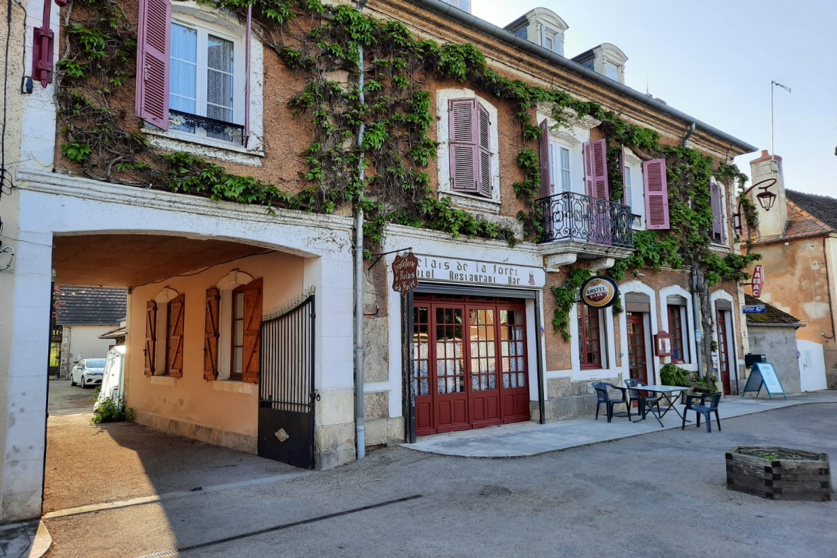À reprendre cause retraite, l?hôtel bar restaurant tabac presse de Valigny. Très bonne visibilité, grande façade sur la place de l?église. Facilité de stationnement. Exploité depuis 1990. Murs appartenant à la cédante. Bâtiment principal ? RDC : Accueil, bar, tabac, presse et dépôt de pain. 2 salles de restaurant. Cuisine et arrière cuisine. Hall de la partie hôtel. Véranda. Espace de rangement. ? 1er étage : 6 chambres avec salles d?eaux privatives. Débarras/rangements. ? 2ème étage : 6 chambres/pièces. 1 salle de bain. Débarras. Studio « chalet » - RDC : 1 chambre. Cuisine. Salle de bain. Cave. ? 1er étage : salle de jeux. Logement annexe ? RDC : Véranda. Salon. Salle à manger. 2 chambres. Salle de bain avec WC séparés. Jardin ? 1er étage : grenier. Hangar/garage. Cour intérieure accessible en voiture. Chauffage et production d?eau chaude au fioul. Équipement complet : mobilier, vaisselle (pour 150 couverts), etc. Ouvert 7j/7 de 7h à 20h (voir plus selon la clientèle).2-3 semaines de congés annuels à noël. Effectif de 2 : gérante + salariée à 25h. Clientèle locale fidèle, ouvrière, touristique et de passage. Communication : page Facebook. Bilans et liste du matériel disponibles auprès de la cédante. Possibilité de développement : activité traiteur et loto. Prix de vente du fonds (licence IV et équipement inclus) : 100 000 ? négociable. Prix de vente des murs : 250 000 ? négociable.