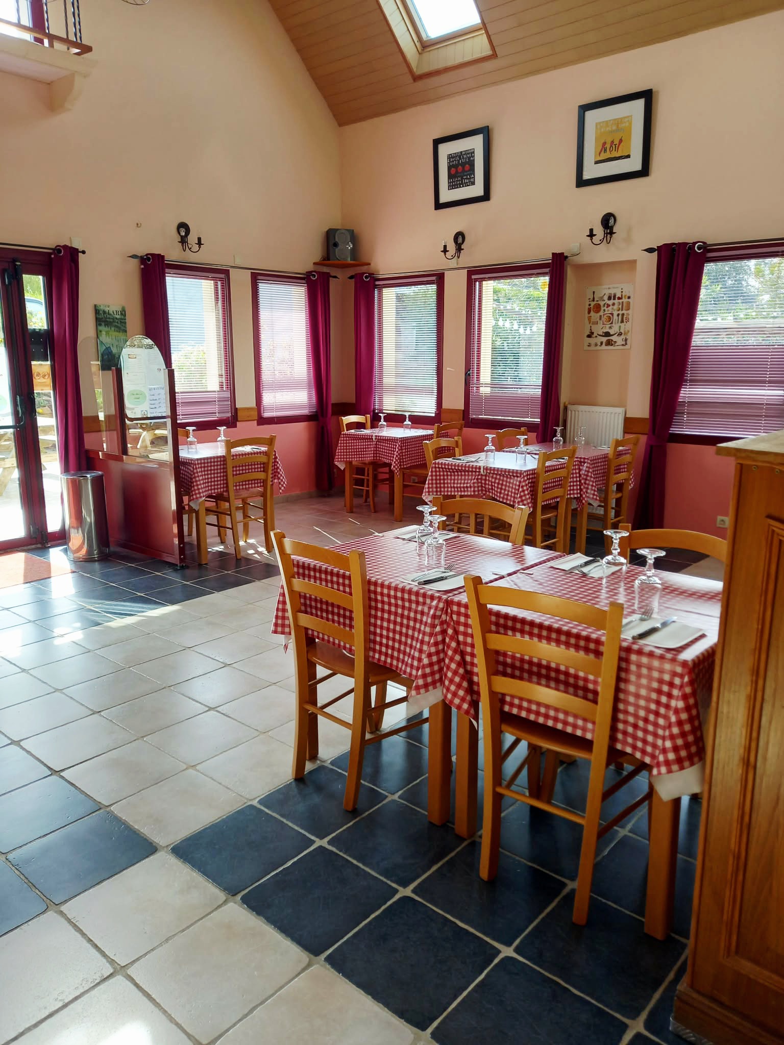 Découvrez une opportunité rare avec ce restaurant/pizzeria situé dans le centre-bourg de Trégastel, un joyau de la Côte de Granit Rose. 

Bénéficiant d’un emplacement central et facilement accessible, il attire à la fois une clientèle locale fidèle et les nombreux visiteurs séduits par la beauté de la région.

Une localisation idéale et connectée :

- Proximité touristique : À deux pas des plages et des sites emblématiques de Trégastel, attirant des touristes tout au long de l’année.
- Facilité d’accès pour les villes voisines :
> Lannion : à seulement 15 minutes en voiture, offrant une clientèle d’entreprises et d’habitants actifs.
> Perros-Guirec et Trébeurden : accessibles en moins de 10 minutes, pour un flux constant de visiteurs le midi et le soir.
> Une position centrale : Parfaite pour capturer une clientèle variée, des locaux aux vacanciers en passant par les professionnels en déplacement.

Un lieu conçu pour s’adapter à vos projets :

- Capacité actuelle : 42 couverts en salle et une terrasse accueillant 24 clients, idéale pour les beaux jours.
- Un studio à l’étage :
> Exploitable en location (saisonnière ou annuelle) pour un revenu supplémentaire.
> Ou transformable en salle supplémentaire, ajoutant environ 20 couverts pour répondre à une demande accrue.

Prêt à l’exploitation immédiate :

- Matériel et mobilier : En excellent état, sans besoin d’investissement supplémentaire (four Moretti Neapolis).
- Locaux aux normes : Accessibilité PMR et conformité DSV + parking.
- Bâtiment récent : Construction des années 2000, aucun travaux à prévoir.

Un cadre de vie et de travail unique :

Trégastel, c’est le charme de la Côte de Granit Rose, avec ses paysages uniques, son attractivité touristique et une qualité de vie exceptionnelle.

Une opportunité d’allier un projet professionnel florissant et un environnement de rêve.

Informations financières :
Prix des murs : 300 000 € (FAI).
Prix du fonds de commerce : 50 000 € (FAI).

Ce restaurant offre une combinaison idéale entre emplacement stratégique, flexibilité d’aménagement et facilité d’accès. Ne laissez pas passer cette opportunité : contactez-nous pour plus d’informations ou pour organiser une visite.

Faites de Trégastel le point de départ de votre réussite !