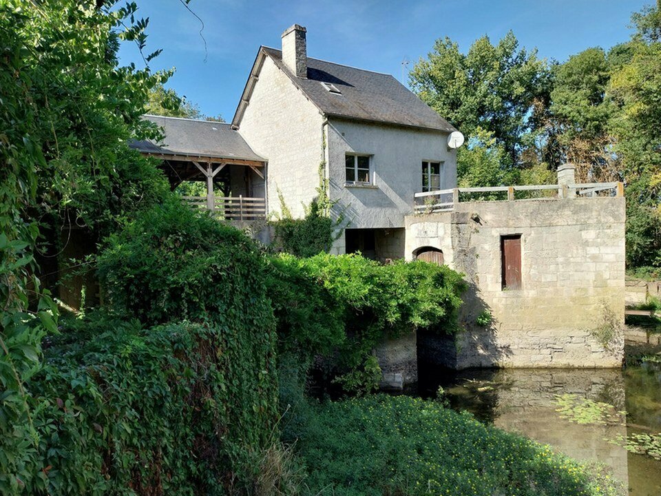 Appel à candidatures de la ville de La Roche-Posay pour l’implantation d’un projet touristique, de loisirs, éducatif ou commercial dans un ensemble de moulins entouré de verdure à proximité immédiate de la rivière Creuse.

Description du bien :

Au cœur de la cité thermale de La Roche-Posay, un ensemble immobilier composé d’un ancien moulin à tan et d’un ancien moulin à farine est mis à disposition pour accueillir un projet vecteur d’attractivité. Implanté sur les berges aménagées de la Creuse, à proximité immédiate des flux de promeneurs et des activités de loisirs, il bénéficie d’atouts majeurs pour une offre touristique.

Idéalement situé dans le centre de la cité, avec un accès privilégié aux îles de la Creuse, le site offre un potentiel unique pour un projet touristique, éducatif ou commercial. Les initiatives retenues devront contribuer à l’animation de la station et renforcer son attractivité auprès du grand public.

Le site propose plusieurs espaces pouvant être dissociés : un ou plusieurs projets pourront être retenus selon les usages des différents espaces.

Activités prioritairement visées :
- Intérieur : activités de loisirs, thématique en lien avec l’histoire du lieu et/ou de son environnement naturel, immersion digitale à intégrer.
- Garage et hall : café, guinguette ou lieu de rencontre, à articuler avec l’activité principale.
- Îles alentours : activités de loisirs de pleine nature, valorisation de la biodiversité et de la nature.
 
Surface du bien :

L'ensemble se compose de quatre parties :  
- Le moulin à farine : 130 m², avec une grande salle en sous-sol de 83 m² ouvrant sur les îles de la Creuse et abritant un four à pain, un niveau rue avec salon, cuisine et terrasse de 90 m², et un étage avec chambre. 
- Les appentis : un hall de 63 m², entièrement ouvert, surplombant un bras de la rivière et reliant les deux moulins. 
- Le moulin à tan : environ 120 m², devenu maison d'habitation, avec pièces de vie au rez-de-chaussée et deux chambres à l'étage. 
- L'ancienne scierie : un garage de 60 m², entièrement restauré. 

Le détail des surfaces par niveau et les plans sont disponibles dans le dossier de l'appel à projet.

Localisation :

La Roche-Posay, station thermale nichée au cœur de la campagne poitevine, est labellisée Station de Tourisme et Station Verte. Elle allie patrimoine et bien-être : château, porte médiévale et ruelles étroites, thermes et spa au cœur de l'expérience, casino, hippodrome, golf 18 trous et salle de spectacle Acropolya. La ville est aussi portée par des entreprises de renom, comme L'Oréal et sa gamme de cosmétiques La Roche-Posay. 

Sur le territoire de Grand Châtellerault, en Nouvelle-Aquitaine, elle bénéficie d'un emplacement touristique idéal : 
- à 20 minutes de Châtellerault, de sa gare TGV et de la sortie A10 (axe Paris-Bordeaux) 
- à 15 minutes d'Angles-sur-l'Anglin (Plus Beaux Villages de France) et de son Roc-aux-Sorciers 
- à 35 minutes de l'abbaye de Saint-Savin, inscrite au patrimoine mondial de l'UNESCO 
- à 40 minutes du Futuroscope 

Conditions d'acquisition :

Trois options d'occupation, en tout ou partie du site selon l'activité via un bail commercial (conditions à définir en fonction des aménagement nécessaires). 

Option 1 : exploitation de l'ancien moulin à tan, du garage et du hall 
Option 2 : exploitation de l'ancien moulin à farine et de l'accès aux îles 
Option 3 : exploitation de l'ensemble du site 
Calendrier prévisionnel : 

Clôture de la réception des candidatures le 31 décembre 2026 
Entretiens de présélection au 1er trimestre 2027  
Début d'exploitation attendu à l'été 2027. 
Aides et accompagnement : 

Accompagnement personnalisé à la structuration du projet, à la consolidation des financements et à l'accueil sur le territoire ; accompagnement de l'Office de Tourisme et du Thermalisme pour la commercialisation, la communication et la mise en réseau ; appui pour obtenir la labellisation de l'offre. 

Appel à projet à télécharger en cliquant ici : https://www.pole-implantation-tourisme.org/wp-content/uploads/2026/10/Dossier-de-site-Moulin-La-Roche-Posay.pdf

Caractéristiques / Atouts :

- Un site d'exception : deux anciens moulins sur les berges de la rivière Creuse, en plein cœur de la cité thermale, un décor idéal pour une immersion thématique. 
- Des espaces modulables : trois options d'occupation et des espaces dissociables, pour un ou plusieurs porteurs de projet. 
- Un flux de visiteurs : à proximité immédiate des espaces de loisirs, au cœur d'une station thermale reconnue. 
- Un territoire bien desservi : gare TGV et A10 à 20 minutes 
- Un accompagnement sur mesure : structuration du projet, financements, accueil de la famille, commercialisation avec l'Office de Tourisme et du Thermalisme, labellisation.