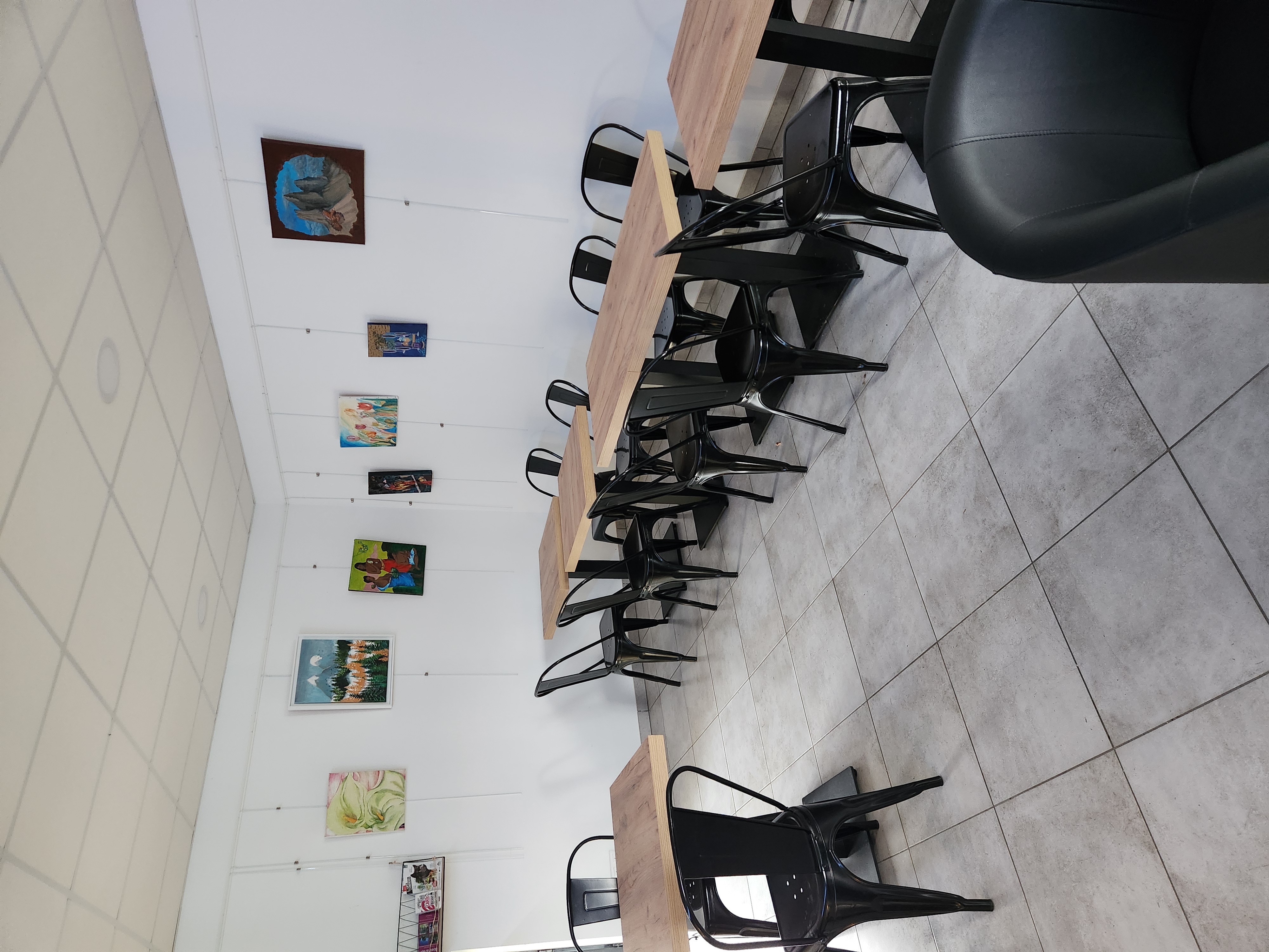 Vente pour nouveau projet personnel.

Après avoir repris ce commerce il y a 24 mois alors qu’il était fermé depuis plus de 2 ans, j’ai mené un challenge de relance.
Aujourd’hui, l’établissement est entièrement opérationnel, avec une clientèle fidélisée et une activité qui fonctionne.

Le village compte environ 1040 habitants, dispose d'une école primaire avec cantine et garderie, 1 boulangerie, 1 coiffeur et 1 agence immobilière.

Chiffre d'affaire 240 000€ en évolution constante.
• Parking pour accueillir votre clientèle.

Le commerce se trouve sur l'itinéraire du Chemin de Compostelle ainsi que sur le parcours du Tour cycliste de la Creuse, ces passages touristiques apportent chaque année un flux de Pèlerins sportifs et visiteurs constituant un véritable atout commercial.

Caractéristiques :
• Surface de vente : 130 m² (50 m² superette, restant bar, salle et réserve)
• Réserve avec congélateur bahut 
• 1 chambre froide positive
• Superette climatisée
• 2 armoires réfrigérées 2 portes, 1 armoire congélateur 2 portes, 1 Trad.
• Meuble caisse,
• Rayonnages,
• Trancheuse
• Four

1 espace bar, Tabac, FDJ avec terrasse avant et arrière
1 supérette de proximité
l'agencement est fonctionnel et entretenu

Le travail de remise en route est fait : l’activité est lancée, la clientèle est revenue et le potentiel de développement est réel.
Idéal pour un repreneur souhaitant s’installer dans une affaire saine, déjà structurée, avec encore des axes de progression.

Accompagnement possible lors de la reprise.

Contactez nous directement au 06 64 47 55 16.
Visite des locaux possible sur rendez-vous