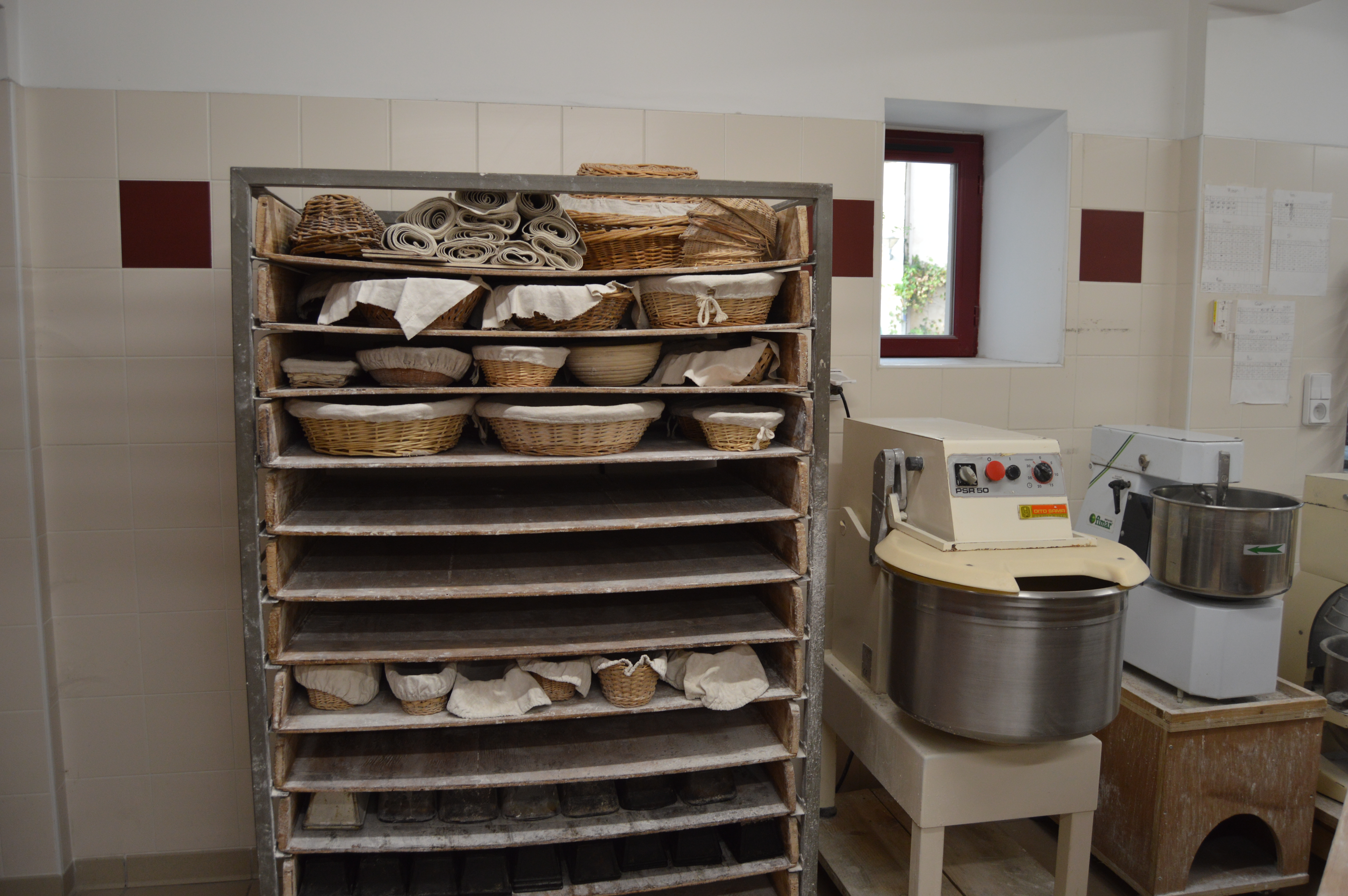 Boulangerie de village aux confins du lot-et-garonne, aux abords du lot et de la dordogne.
Cadre idyllique, boisé et calme, non loin de beaux sites touristiques (Biron, Monpazier, Dordogne...).
Activité créé en 2019 par un jeune couple dynamique, CA en constante augmentation (bilans disponibles sur demande, CA dernier exercice = 95 000€ ), avec boutique ouverte uniquement les matins du mardi au samedi, dépôts à l'extérieur (Biocoop, épiceries bio, restaurants...) tous les jours, et marchés nocturnes sur la période estivale.
Produits de bonne qualité, mention Nature et Progrès.
Choix de travailler avec des variétés de blés anciennes en agriculture locale, pain uniquement au levain, viennoiseries, biscuits, muesli, tartes, pizzas...
Possibilité de développer la pâtisserie, et/ou de proposer des pizzas à emporter le soir par exemple...
Batiment appartenant à la mairie. Le loyer s'élève à 378€ pour la partie commerciale (TVA récupérable) et 210€ pour la partie logement, bail commercial en 3/6/9.
Local neuf puisque bâtiment acheté et rénové par la mairie en 2018, avec construction du four maçonné et création du logement à l'étage, dans le but d'installer un artisan/commerçant boulanger.
Fournil agréable et fonctionnel de 30m2 lumineux, carrelé, muni du triphasé, avec four à bois type chauffe directe de marque Panyol (surface de sole 2,50m2, permet d’enchaîner plusieurs fournées facilement), plonge, + local de stockage et wc.
Matériel : petit four ventilé, laminoir rondo, 2 pétrins à spirales (30L et 50L), tour réfrigéré 3 portes dessus granit neuf, parisien, tour en bois de 2m2, échelle pâtissière avec grilles et plaques,
+ petit matériel : couches, moules, pelles...
Boutique de 20m2 attenante au fournil (cloison vitrée entre les deux espaces), lumineuse, avec murs en pierres apparentes et parquet châtaignier, comptoirs anciens en bois, meuble à vrac et présentoir à pain.
Logement à l'étage de 60m2, accessible depuis fournil, avec bel escalier en chêne, parquet, charpente neuve et apparente. Espace cuisine/salon ouvert, avec poêle à bois, couloir avec wc, salle de bain avec baignoire, une petite chambre et une grande chambre au fond du couloir.
Appartement agréable et très pratique.
Idéal pour une première installation en couple avec ou sans enfant, possibilité de former le repreneur ou la repreneuse si nécessaire.
Bar-tabac-restaurant à côté de la boulangerie, petit marché hebdomadaire le jeudi matin toute l'année sur la place du café.
Village doté d'une petite école (en pédagogie Montessori) en RPI. Classe de CP/CE1 sur place, maternelle/CE2/CM1/CM2 à Gavaudun, ramassage scolaire et cantines assurés. Collège et lycée à Fumel (15 km), bus scolaires également.
N'hésitez pas à nous contacter pour plus d'informations, plus de photos ou visite...