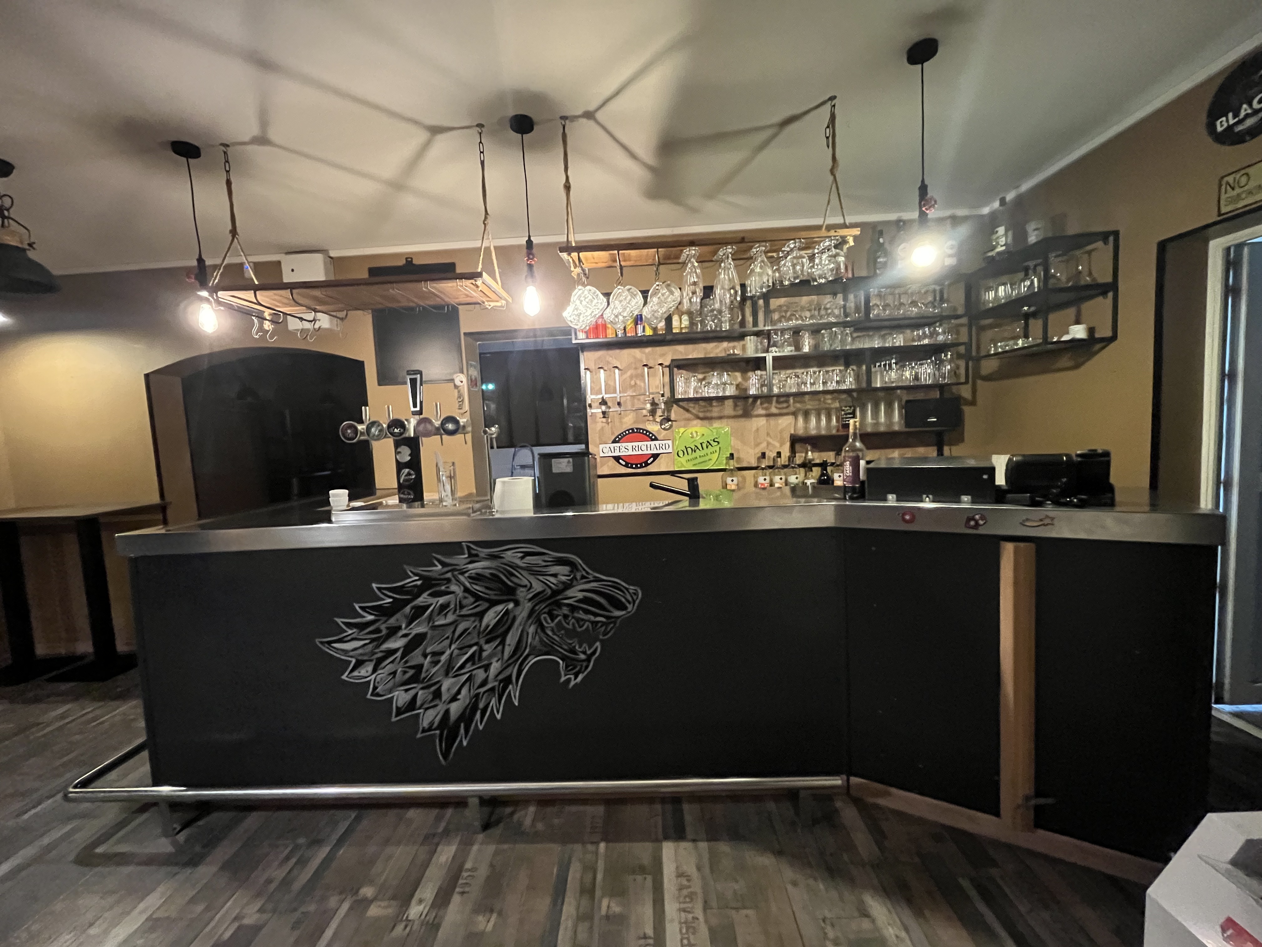 La commune de Berlancourt recherche un exploitant pour bar-tabac. 
Un appel à candidature est lancé via le dispositif « Mon commerce d'ici » initié par la Chambre de commerce et d'industrie de l'Oise.
Cette démarche collaborative a pour objectif de favoriser l'attractivité économique locale afin d'assurer l'implantation de structures commerciales et de dynamiser le centre-bourg.
L’objectif est de redonner vie à des espaces mais aussi de préserver le lien social et rendre service à la population locale.
Le local commercial du « Bar/Tabac du Village » est implanté sur la commune depuis le début de XXème siècle en centre bourg de Berlancourt (300 habitants).
Unique commerce du village, l’établissement est vecteur de lien social et rend plusieurs services à la population, comme dépôt de pain, presse, jeux, relais colis…
Il présente une surface de 143m², comprenant 2 salles (20 couverts), 1 cuisine, 1 réserve sèche.
La licence IV est détenue par la Mairie de Berlancourt.
Une terrasse de 20 couverts.
Un logement comprenant 3 chambres, 1 salon, 1 salle de douche et 1 garage.
Un bâtiment à l’extérieur (annexe) qui peut être utilisé pour du stockage de produits, ou à des fins personnelles. 
La sécurité du local est aux normes demandées par les douanes (alarmes, caméras…).
Prix loyer : Le fonds de commerce appartenant à la Mairie sera mis en location-gérance au profit du repreneur, sur la base d’un loyer modéré, fixé à 980€/mois pour l’ensemble (commerce + appartement).