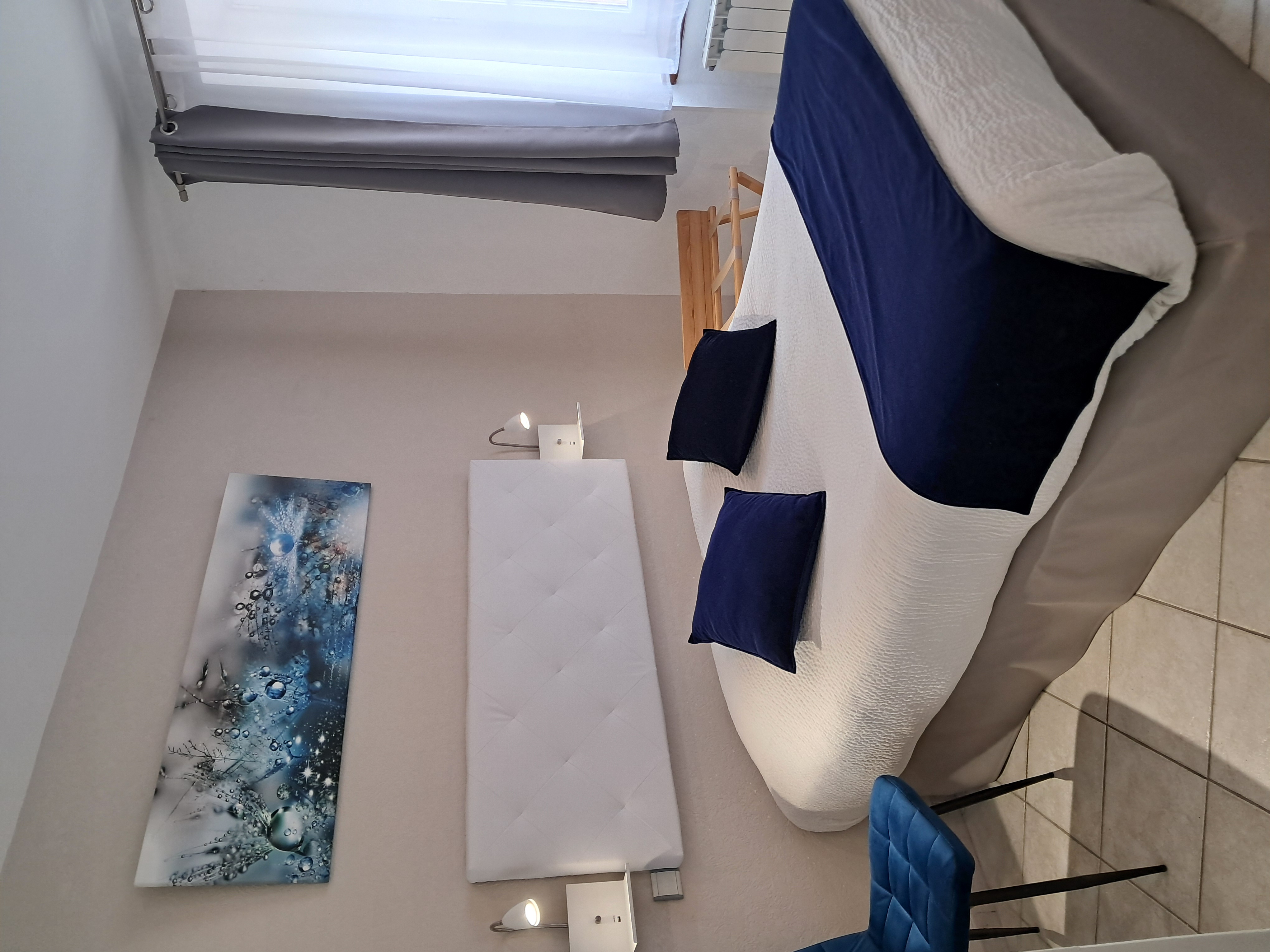 👍 Opportunité Rare, une belle affaire
MURS 500 M2+ FOND DE COMMERCE
Hôtel Restaurant Bar Licence IV Tabac
👍Le Top ! Aucun travaux a prévoir...on laisse tout aux futurs acquéreurs (matériel, vaisselle, linge...👍) vous posez vos valises et vous travaillez directement ! 👍
Exploité depuis 30 ans en couple, (on a un autre projet de vie )🌞
● Hôtel 8 chambres (actuellement 3 étoiles) avec sdb...impeccables !
● 1 salle pour les petits déjeuners ou autre réunion....(possibilité 25 couverts)
●Restaurant salle de 35 couverts + terrasse ombragée avec store pour l été (45 couverts) vue sur la rivière.
● Cuisine (grande fonctionnelle matériel (four neuf, LV, hotte, 2 armoires positives...tt est en inox...matériel bien entretenu) 
● Bar de village avec linéaire tabac et produits du terroir. (Terrasse de 16 places avec stores).
● 2 réserves et une belle buanderie (terrasse et jardin fonctionnel)
👍Tout est prêt pour travailler dessuite, on vous laisse tout (du gros au petit materiel du linge d hôtel aux nappes du resto ....) 👍
🫵 tout est fonctionnel, propre et impeccablement bien tenu !👍
🫵🫵🫵LES + :🫵🫵🫵
●BONNE RÉPUTATION .... bons avis !
●Possibilité de se loger sur place 
●Cadre exceptionnel au coeur d'un agréable village au bord de la rivière dans une vallée réputée pour son col,
Sur le parcours des chemins de Saint Jacques, des randonnées, des cyclistes et motards....
●Fort potentiel de développement 
●Pas de salariés ni de contrat fournisseurs.
●Entreprise linéaire dans son chiffre et ses charges.
●La CCI de l Ariege peut vs aider a monter le dossier pour l achat le financement et autres ainsi que notre expert comptable !
● Pour les familles ...maternelle et primaire avec cantine a 5 kms, collège et lycée 25 kms....ramassage scolaire a 500 mètres de l auberge.👍
●Tous commerces a 13kms et 25 kms.
N'hésitez pas tout est prêt pour vous assurer un bon chiffre d affaire.🌞