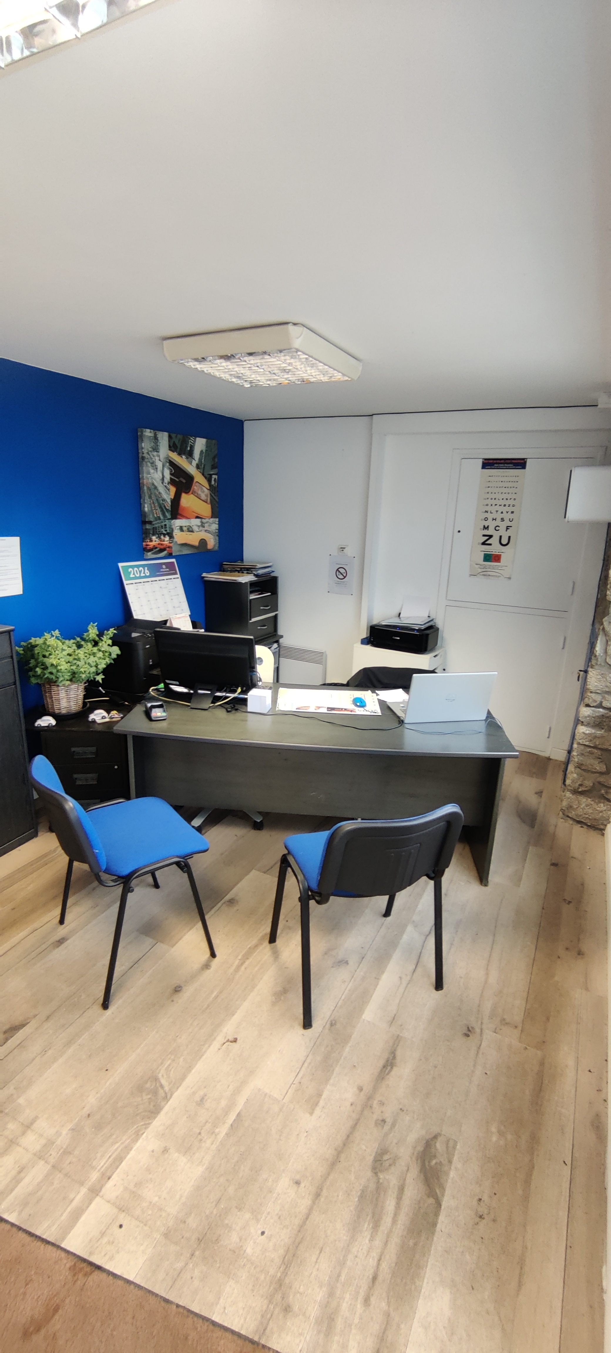 Auto-école basée à Douarnenez et Audierne, créée en 2017.
4 véhicules : 3 Peugeot 208 boite manuelle et 1 Citroën C3 boite automatique
3 associés/ gérants actuellement. 

Dans le cadre du départ à la retraite d’un des associés (1/3 des parts), celui-ci cède ses parts pour 30 000 euros représentant 1/3 des capitaux propres.
Actuellement 1 des associé/gérant travaille sur Audierne et les 2 autres (dont le cédant) sur Douarnenez.

2 concurrents sur le Cap Sizun et le pays de Douarnenez. 

Très bonne situation du local commercial (Bail 3/6/9) à Douarnenez (1 bureau d’accueil, 1 salle de code + sanitaires), visibilité et parking gratuit à proximité immédiate. Local accessible aux personnes à mobilité réduite.

Situation financière saine et stable. Bonne rentabilité.
Rémunération annuelle des gérants  entre 30 et 35000 euros.

Pas sérieux et agences, s'abstenir.