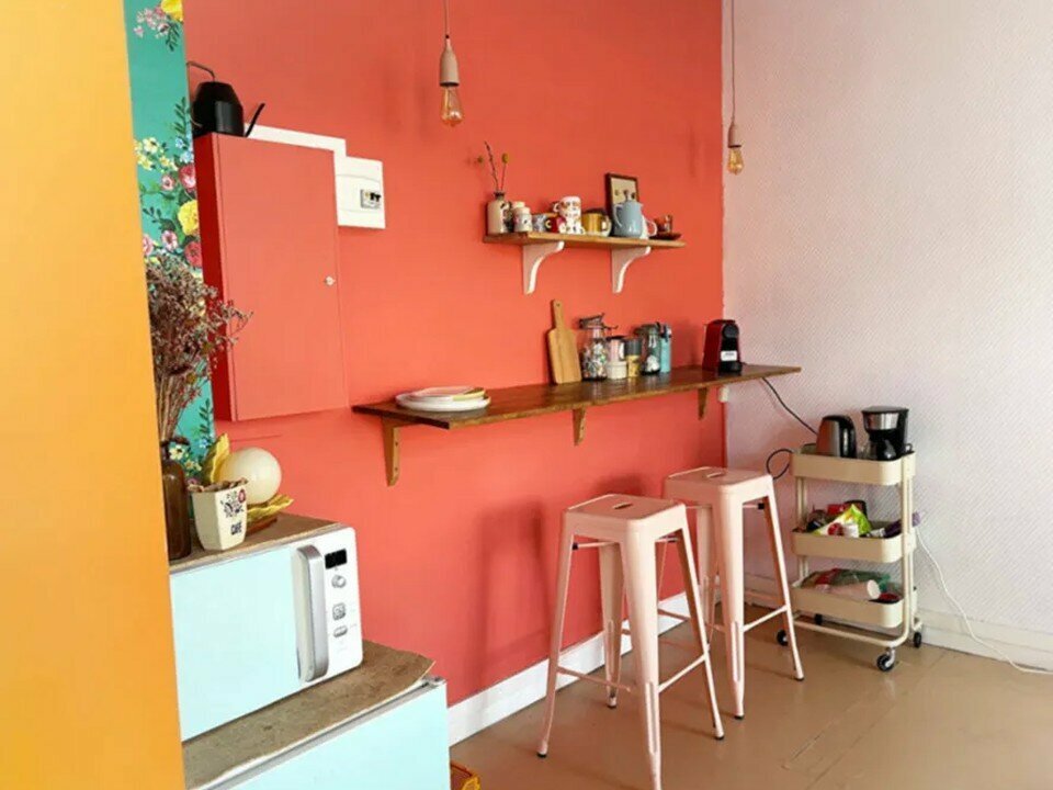 À vendre, fonds de commerce de salon de coiffure de 56 m² à Montivilliers, en périphérie du Havre. Situé sur un axe passant en zone fréquentée, l’établissement bénéficie d’une clientèle fidèle et régulière renforcée par l’application Planity. Les locaux ont été entièrement rénovés il y a 3 ans, offrant un cadre moderne et opérationnel. Affaire saine, sérieuse et rentable, sans salariés à reprendre. Loyer modéré de 700 € HT/mois. Métropole havraise : 335 000 habitants en zone de chalandise.

Surface totale : 56 m². Salon de coiffure entièrement rénové.

Prix de vente : 49 000 € net vendeur
Loyer annuel : 8 400 € HT HC
Loyer mensuel : 700 € HT HC
Charges annuelles : 720 €
Honoraires agence : 4 000 € HT

Annonce proposée par Pôle Implantation Commerce, service d'accompagnement des porteurs de projets commerciaux (réf. Ref076279).