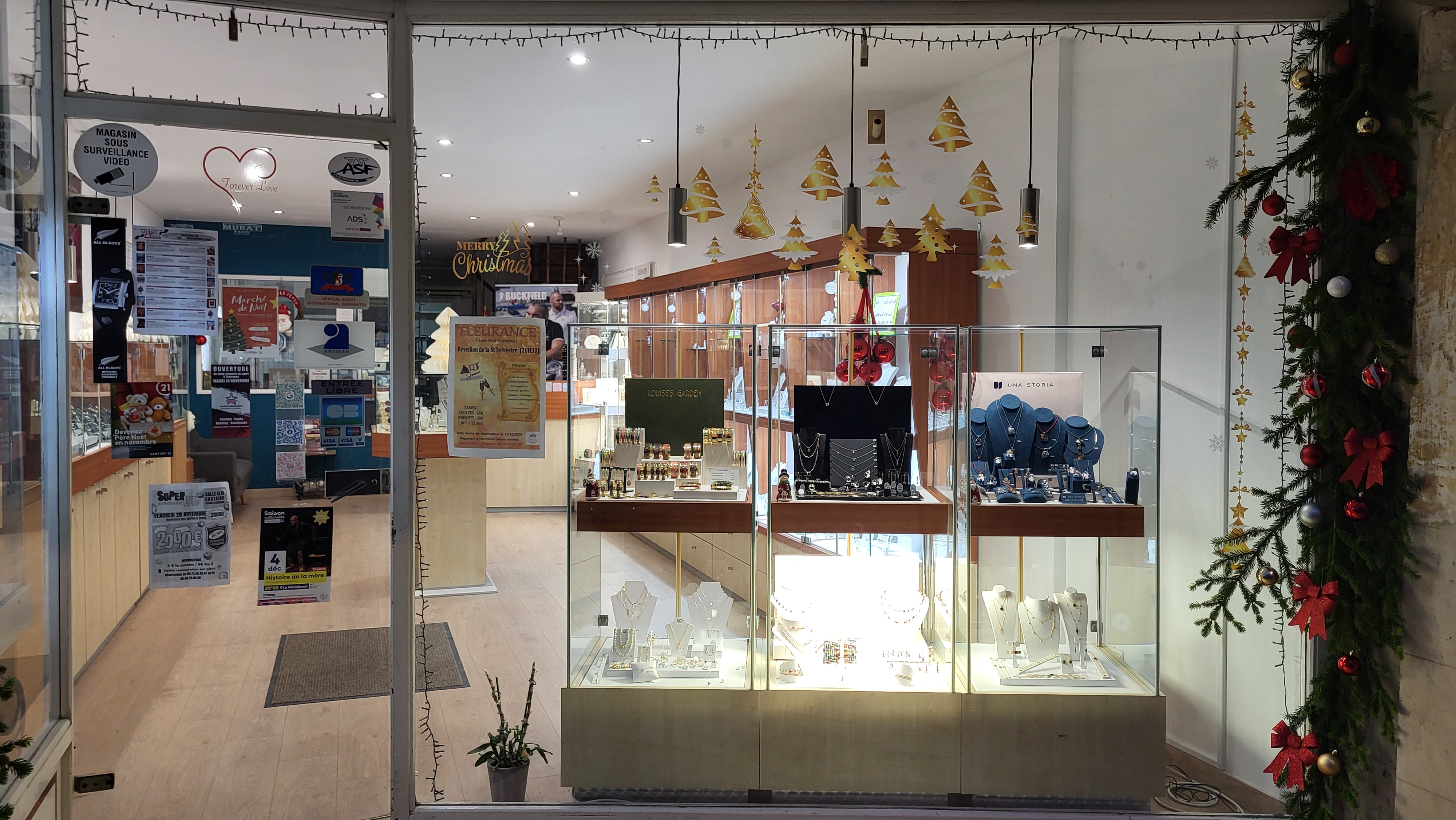 Belle opportunité pour un horloger, un bijoutier ou un couple souhaitant reprendre une petite affaire. (fond de commerce).
Située dans une petite ville rurale dynamique, cette bijouterie horlogerie beneficie d'une excellente réputation et d'une clientèle fidèle, presente depuis de nombreuses années.
Le magasin propose la vente de bijoux, montres ainsi que toutes les reparations. Le  magasin est équipé d'un atelier et d'un coffre haute securité.
Son emplacement en centre ville offre une bonne visibilité et un stationnement à proximité.
Cette affaire est idéale pour un orofessionnel souhaitant developper son activité dans un cadre de vie agréable, grâce également à une clientèle locale attachée au commerce de proximité
accompagnement possible lors de la reprise afin de faciliter la transition.
Pour tout renseignement complémentaire, merci de prendre contact en toute confidentialité.