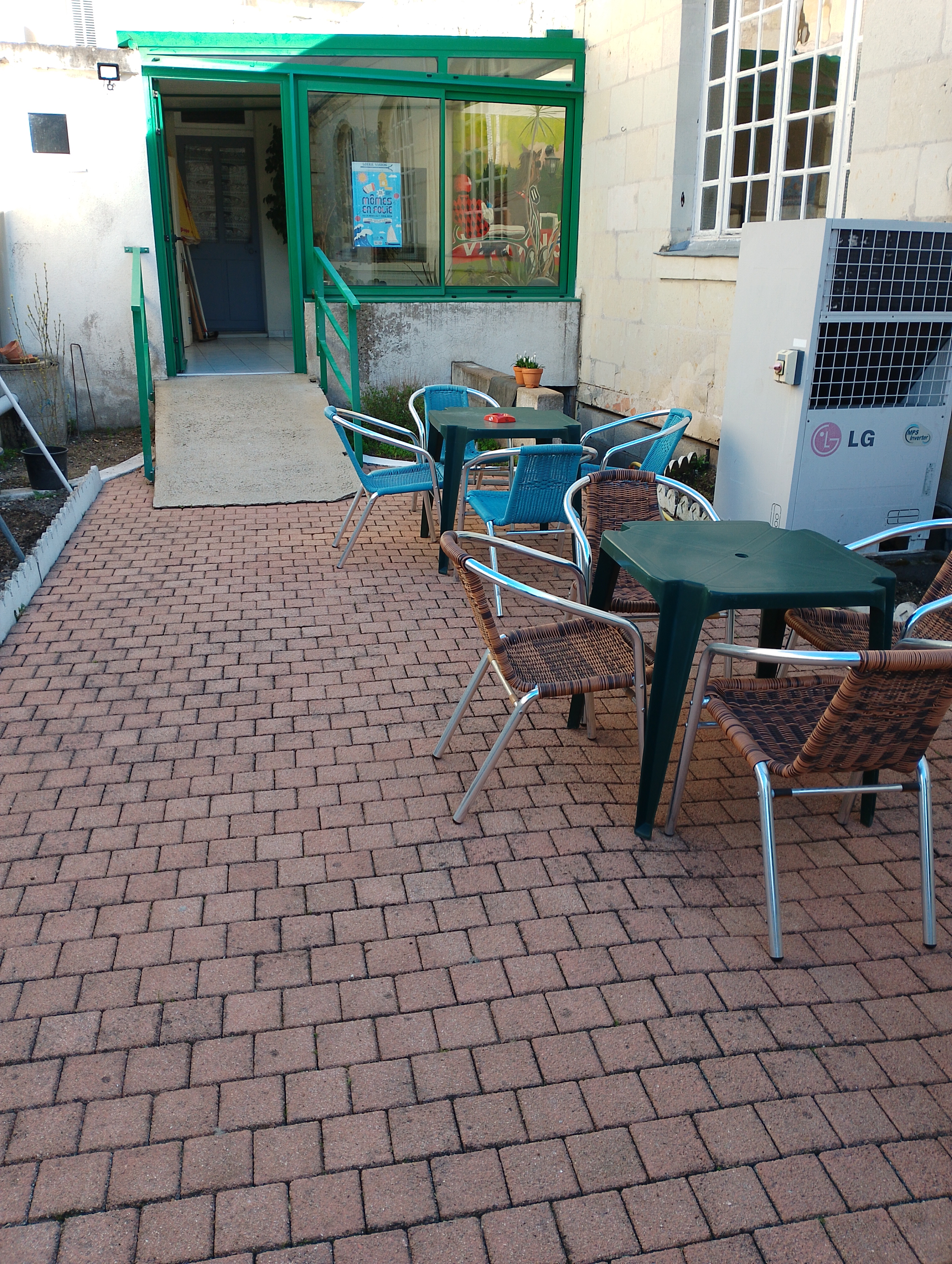 À vendre murs et fonds bar snack PMU au centre du village beau potentiel avec logement au dessus superficie total 450 mettre carré en tout ,
 une salle pouvant accueillir 80 personnes attenante au bar pour organiser des soirées 
Logement refait à neuf 4 chambres 2 salon,2 salle d'eau chauffage réversible
Secteur Saumur