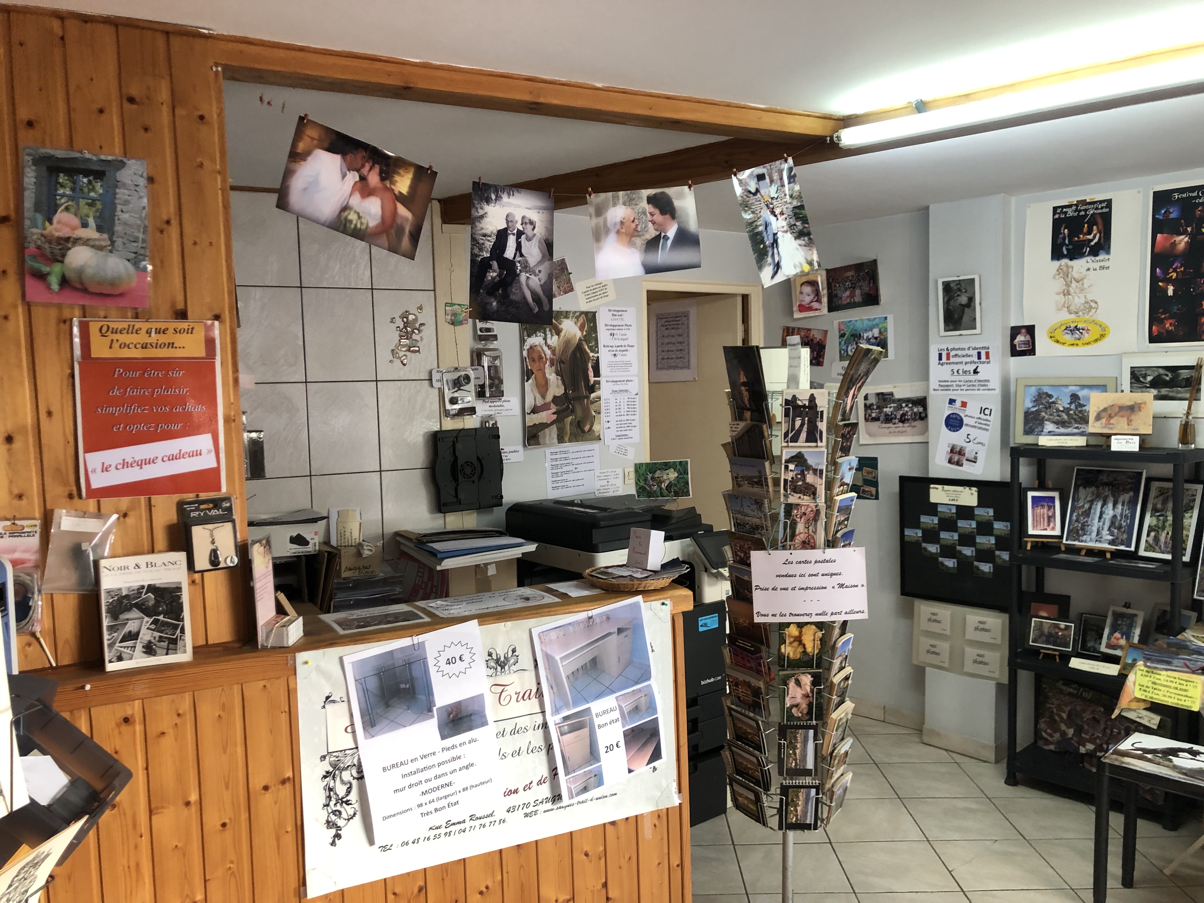 DESCRIPTION TECHNIQUE :

Fonds de commerce d’imprimeur-photographe, existant depuis 17 ans, à reprendre sur la commune de Saugues (43170) pour cause de changement d’activité. Le magasin est situé en plein cœur de Saugues, au croisement de deux rues passantes. Le fonds de commerce comprend tout le matériel professionnel nécessaire à l’impression et à la photographie (copieur MINOLTA C280, borne photos 15x20cm DNP Sony, un kit pour les photos d’identité, …). Les contrats clients peuvent aussi être repris, ainsi que les contrats administratifs (ANTS par exemple). 

Au niveau du volume, environ 16 000 copies NB réalisées par an et autant en CC. Le copieur est en partenariat avec Equip Bureau qui réalise gratuitement la maintenance et offre le toner en échange d’une commission de 1 ct par copie NB et 10 ct par copie couleur. La partie photographie représente quant à elle 20% du chiffre d’affaires, et tout le matériel pour réaliser un studio photo est présent (appareil photo, parapluie, …). Également, le magasin propose un fort service en PAO (pagination assistée par ordinateur) au niveau de la conception de flyers, d’affiches, de carte de visite etc…

La clientèle est répartie en quatre pôles : associations, entreprises, particuliers et structures publiques. Un fort potentiel de développement existe notamment sur la partie photographie, et sur les horaires d’ouverture puisqu’actuellement le magasin est ouvert 3 à 4 demi-journées par semaine. La clientèle est essentiellement locale, et l’offre en imprimeur ne suffit pas à couvrir la demande sur ce vaste territoire rural (les premiers concurrents sont à 45min de voiture). Cependant, la position de Saugues en plein sur le chemin de St-Jacques-de-Compostelle lui permet d’accueillir un passage important de touristes, qui peuvent être séduits par des photographies et/ou des stages de photos pleine nature par exemple.

Le magasin a une superficie totale de 36m² composée comme suite : partie avant de la boutique 20m², partie arrière et studio 12m², salle d’eau 4m². Une cave de 30m² est aussi présente. Le loyer est de 300€/mois et les charges fixes de l’entreprise sont de 600€/mois. Concernant le passage client, environ une cinquantaine de personnes hebdomadaires sur les 4 demi-journées d’ouverture. Le fonctionnement à distance pour les commandes marche très bien. Enfin, le chiffre d’affaires est de 80 000 €/an.
Prix de vente : 25 000 €


TERRITOIRE

Ce commerce est situé au sein de la Communauté de communes des rives du Haut-Allier (CCRHA), dans le département de la Haute-Loire, récemment élu département préféré des français au plan de l’attractivité touristique. Le territoire de la CCRHA compte 16 000 habitants et est sillonné du nord au sud par la rivière Allier. Le paysage aux multiples nuances de vert et de bleu alterne gorges et plateaux volcaniques typique de l’Auvergne, garantie d’un cadre naturel exceptionnel et préservé. 

La commune de Saugues compte 1 800 habitants et se trouve sur le plateau de la Margeride. Elle y occupe une position centrale pour un peu plus de 3 000 habitants (Saugues et villages environnants), puisqu’elle compte tous types de commerces de proximité et un grand nombre de services, ce qui participe à son dynamisme. La commune est située sur le chemin de St-Jacques de Compostelle, qui lui amène un passage de plus de 20 000 marcheurs chaque année, d’avril à octobre. Le commerce est très bien situé dans une rue passante à proximité de la mairie, d’autres commerces (boulangeries, déco, bijoux,…)  et de l’office de tourisme récemment rénové.

Le territoire du Haut-Allier est facilement accessible depuis l'autoroute A75, à 1h de Clermont Ferrand et 3h de Montpellier. Saugues est située à 45 min du Puy-en-Velay, préfecture du département.

AIDES INSTALLATION 

L'ensemble de la CCRHA se trouve en FRR (zone de revitalisation rurale) offrant une exonération d’impôts sur la société à 100% les 5 premières années. 
Des aides financières liées à la reprise d'un commerce peuvent être attribuées par la Communauté de communes, la Région et l'Europe. 
Ce commerce n’attend plus que vous !!
Contact : Communauté de communes : Joseph LAURENT / j.laurent@rivesduhautallier.fr / 06.66.44.48.06