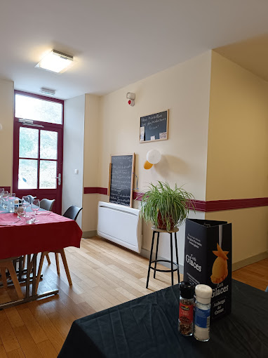 La commune de Limoise recherche un professionnel de la restauration pour reprendre la gérance de son Auberge communale, cause départ des gérants en octobre 2025.
La mairie de Limoise est propriétaire des murs, d’une partie du gros électroménager et de la licence IV.

Etablissement situé en centre bourg, seul commerce de la commune, bien placé au croisement D1 Franchesse Le Veurdre et D13 Moulins Lurcy Lévis. A proximité, un très grand parking poids lourds et autres véhicules.  

Composé d’un bar (43m2) et d’une salle de restauration (33m²), d’une cuisine professionnelle (24m² avec une réserve de 5m²), de wc accessible PMR (8m²), d’une réserve.
A l’arrière du bâtiment une agréable terrasse (25m²). Dépendance aménagée avec réserve, bureau, 2 vestiaires, wc et douche pour les salariés.

A su générer jusqu’à 190 000€ de chiffre d’affaires HT.
(Logements indépendants possibles à l’étage de l’Auberge – gérés par Allier Habitat)

Prévoir un investissement minimum pour le besoin en fonds de roulement et à la trésorerie nécessaire au lancement de l’activité (~10 000€ - à estimer) .
Contrat de délégation de service public. Loyer 450€ TTC/mois.

Si vous avez déjà de l'expérience dans la restauration et que ce projet vous intéresse, n'hésitez pas à contacter la mairie au 04 70 66 20 55 ou par mail mairie@limoise03.fr
