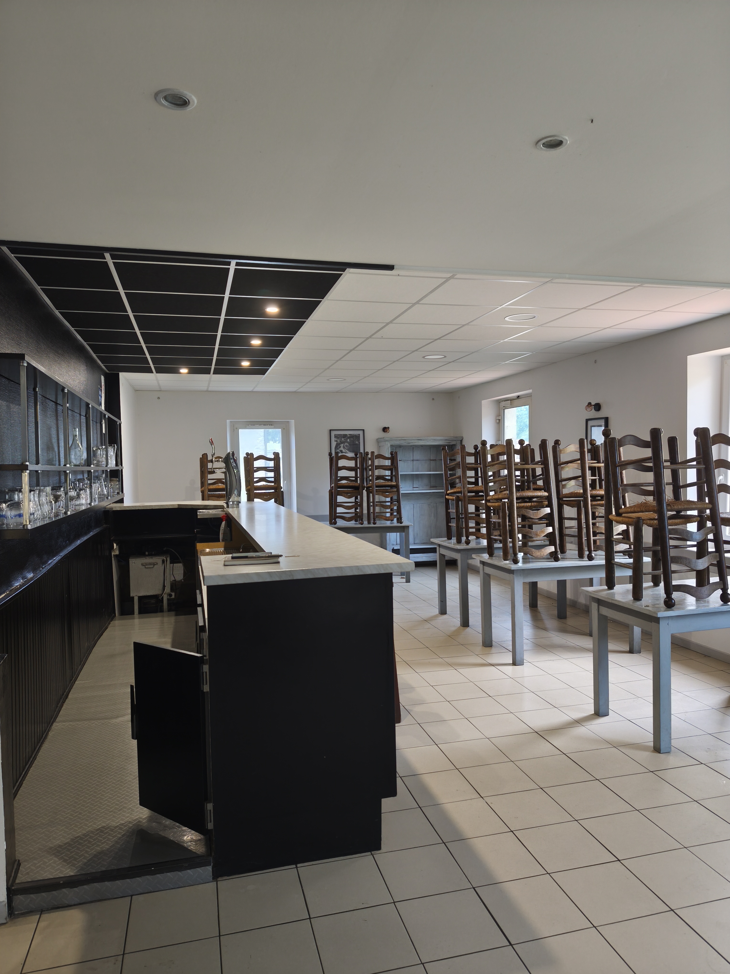 Opportunité à saisir ! La commune de SARBAZAN propose à la location un ensemble immobilier comprenant un fonds de commerce de Bar-Restaurant (avec Licence IV communale) et un grand logement de fonction à l’étage.

Un emplacement stratégique au cœur de la vie locale :
Le commerce bénéficie d'une situation géographique idéale et d'un flux de passage quotidien assuré :
•	Situé au cœur du village, à proximité immédiate de la mairie, de l'école primaire et de la salle des fêtes (idéal pour les événements, banquets et repas associatifs).
•	Proche de toutes les commodités.

Le Commerce (rez-de-chaussée) :
•	Espaces d'accueil : une salle de restaurant climatisée et chaleureuse ainsi qu’une salle de bar distincte. Chauffage économique et convivial via un poêle à granulés récent.
•	Cuisine : entièrement équipée et prête à l'activité (matériel professionnel inclus).
•	Extérieur : une belle terrasse extérieure ombragée, idéale pour la saison estivale, et un parking attenant pour la clientèle.
•	Actif : licence IV mise à disposition par la commune.

Le Logement (à l'étage) :
•	Logement de fonction comprenant 3 chambres spacieuses, idéal pour une famille.

Conditions financières très avantageuses :
•	Loyer global (Commerce + Logement) : 700 € / mois.
•	Coup de pouce à l'installation : 1 mois de loyer offert pour vous lancer sereinement.
•	Dépôt de garantie : 2 mois de loyer (1 400 €).
•	Type de bail : bail commercial incluant le logement de fonction.

Profil recherché & candidature :
La municipalité recherche des professionnels motivés, ayant idéalement de l'expérience en restauration, avec un projet solide, convivial et dynamique pour animer la vie du village.

Pour postuler ou obtenir plus d'informations : merci de contacter le maire, Monsieur Philippe LAMARQUE par téléphone au 06 72 42 85 93ou par email à p.lamarque@sarbazan.fr. 
Un dossier de candidature (CV, description du projet, garanties) vous sera demandé.