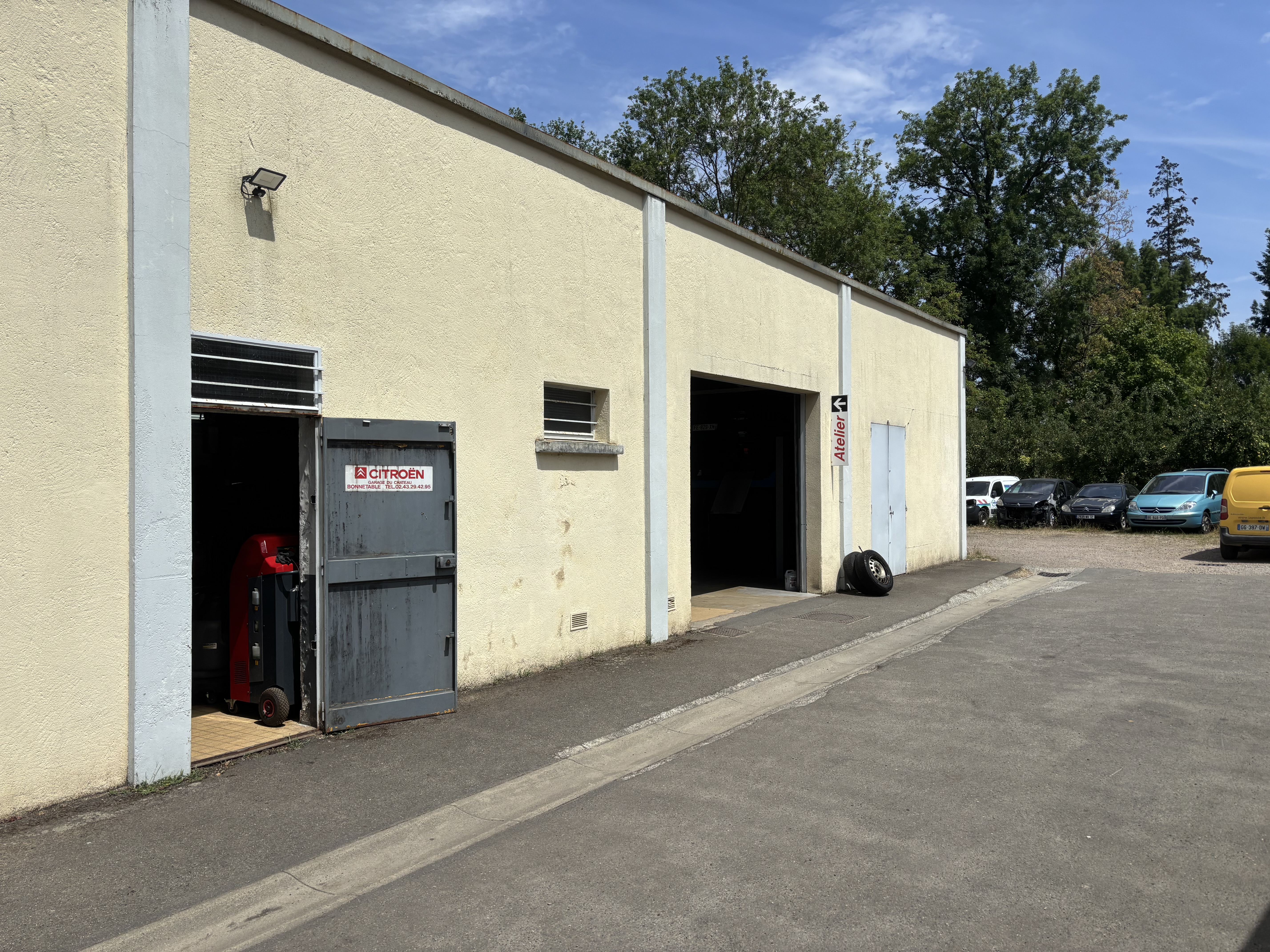 a vendre fond de commerce GARAGE CITROEN depuis le 04/08/1997  Cause départ retraite de un des 2 associes
Nous sommes  situé dans le village en centre ville et  en face du chateau 
nous avons 02 salaries autonome et un depuis 25 ans pour la carrosserie c'est en sous-traitance  Nous possédons 02 bornes recharge électrique +  appareil 
charge clim r134 et 1234 YF 03 ponts  donc 02 de colonnes   + appareil Géometrie neuf