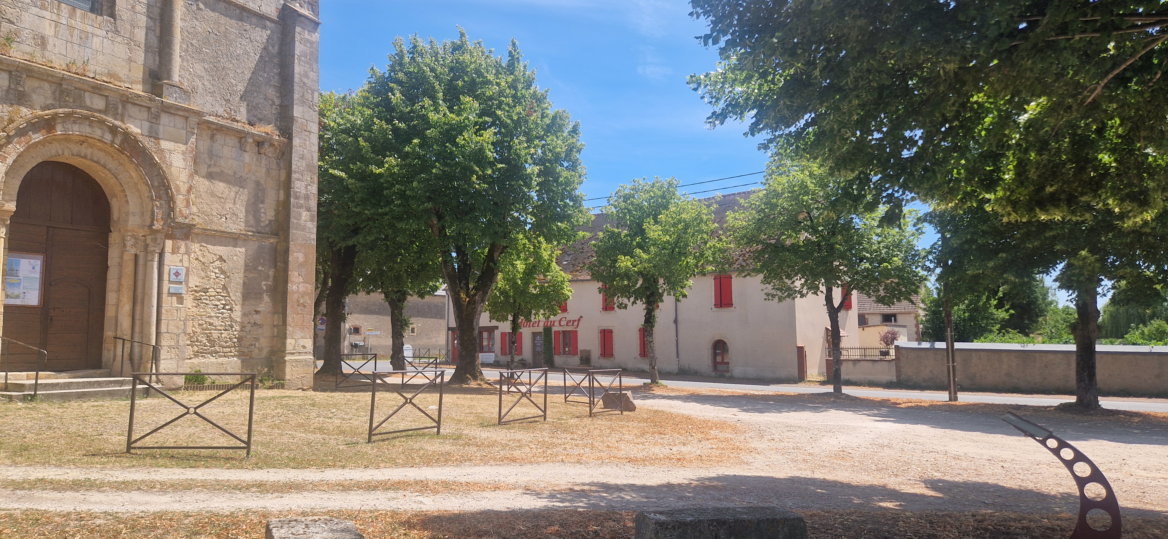 Cause retraite
A vendre murs et fond d'un hôtel bureau 3* situé sur l'axe Nevers -Bourges à 20 mn de Magny cours dans une ville de 3600 habitants.
L'établissement se compose de 10 chambres et 2 appartements dont 1 loués en RBNB et l'autre pouvant servir de logement de fonction.
ses atout :
- licence VI
- fibre optique
- 1 chambre PMR
- 9 chambres climatisées
- parking sécurisé sous vidéos avec ouverture portail par code
-projet en cours d'installation de 5 d'ombrières avec 2 bornes de rechargement voiture
- pas de travaux à prévoir
- pas de contrat
-pas de personnel
-CA 2025 100K€ en constante progression avec une bonne rentabilité.
- 2 mois de fermeture annuelle (janvier , février)
- Laverie en interne
- développement possible en créant un restaurant , salle et cuisine existante (forte demande dans la commune)