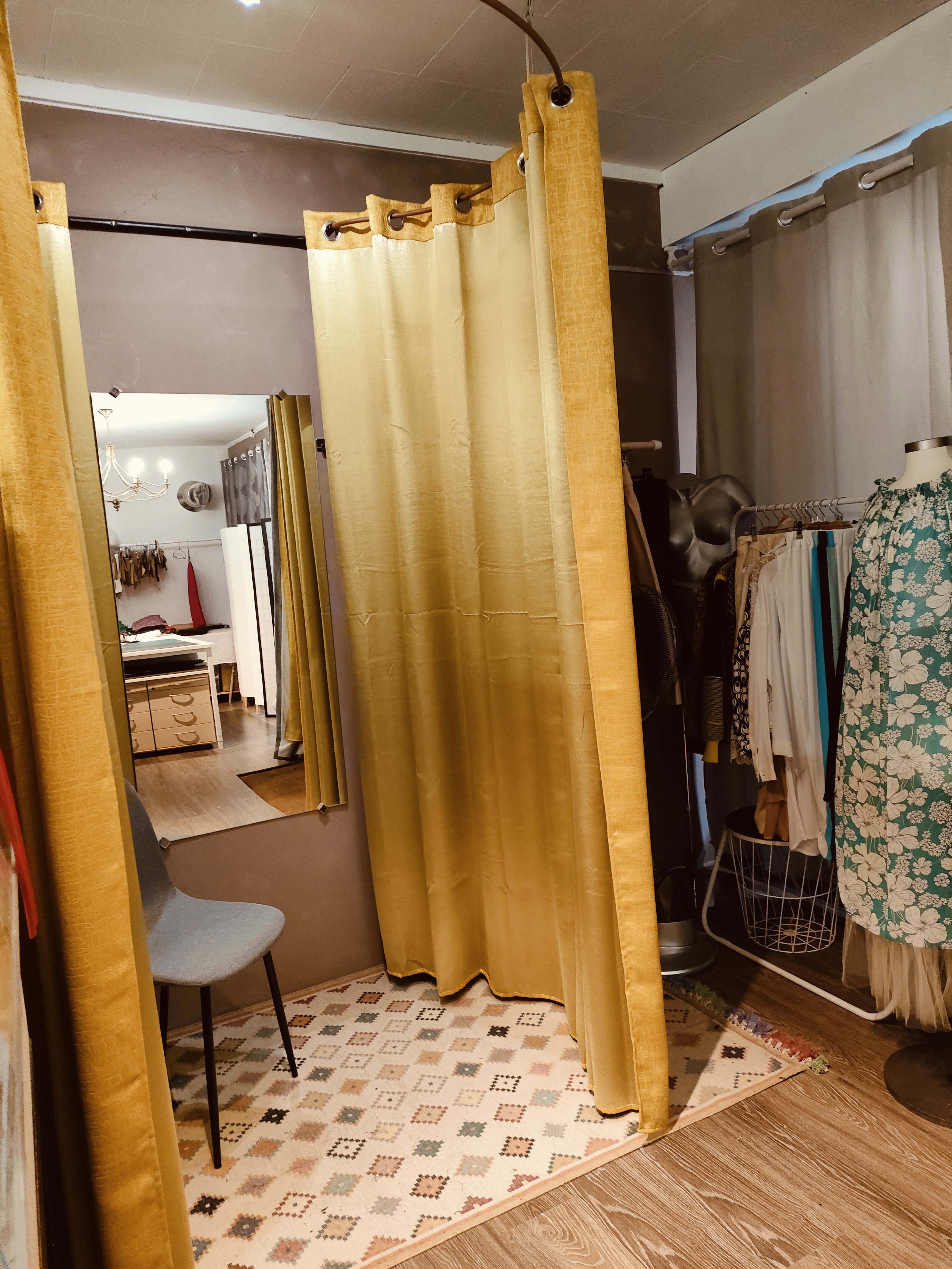 Charmant petit atelier de couture et de retouches tout équipé sur 52 m carré.loyer modéré, 
A exploiter a plein temps, clientèle fidèle au rdv. 
Arrêt pour cause de retraite.
Atelier fondé en 2019 ,n'a pas acquis son plein potentiel , idéal pour jeune couturière,.