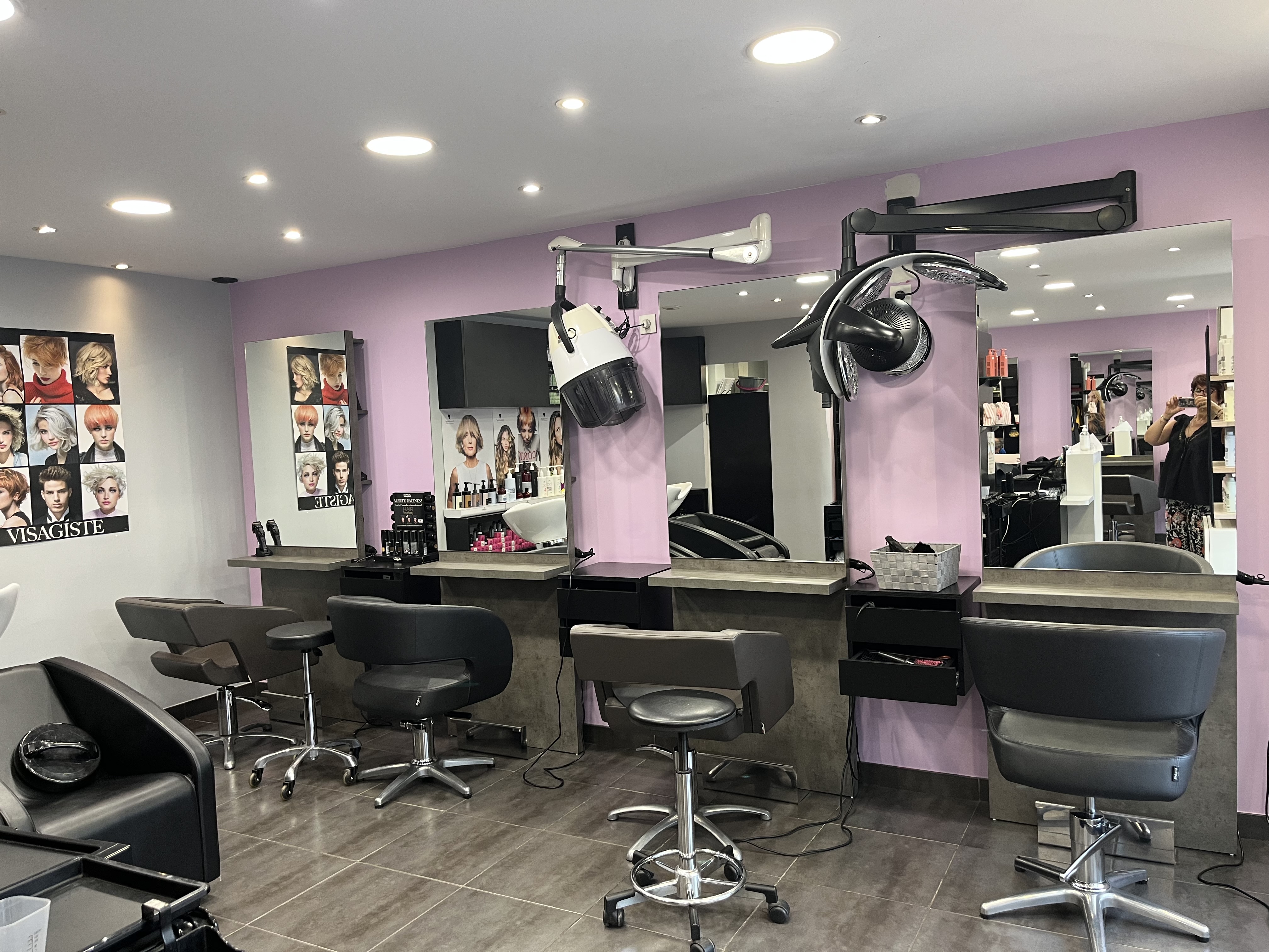 Découvrez ce charmant salon familial, “Hair Brush”, situé au cœur de Croissy-sur-Seine, avec une ambiance conviviale et accueillante. Ce salon est idéal pour un professionnel souhaitant s’implanter dans un environnement agréable et dynamique.

Localisation : Salon situé dans un quartier agréable de Croissy, bénéficiant de la proximité d’un parking pour faciliter l’accès des clients.

Espace Et Agencement :
Superficie : 45,5 m²
Postes de travail : 7 postes de coiffure et 3 bacs
Équipements : laboratoire, système de réservation en ligne, lave-linge, sèche-linge
Clientèle et Potentiel : Avec une clientèle fidélisée et des avis positifs en ligne, le salon génère un chiffre d’affaires annuel supérieur à 200 000 €. L’ambiance chaleureuse attire une clientèle régulière et continue d’attirer de nouveaux clients via la réservation en ligne.

Équipe :
4 collaborateurs dévoués et passionnés contribuent à l’excellente réputation du salon.