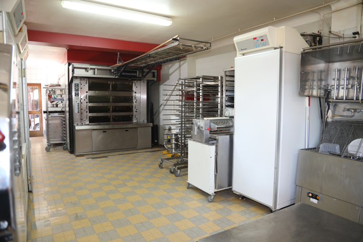 Vends boulangerie pâtisserie centre Marckolsheim, laboratoire spacieux et lumineux, deuxième point de vente à 6 kilomètres. 

Activité : Boulangerie, pâtisserie, sandwicherie, ouverture du lundi au samedi de 4h30 à 12h15, dépôt ouvert du lundi au jeudi de 6h à 9h30 vendredi et samedi de 6H00 à 10h00, fermé le dimanche.   

Effectifs : le dirigeant et son épouse ainsi que 4 salariés

- 1 vendeuse à 35h par semaine
- 1 vendeuse à 22h semaine 
- 1 employée polyvalente 35h par semaine
- 1 boulanger titulaire du CAP

Secteur : Marckolsheim centre-ville 

Locaux et équipements : Boutique de 20m2, laboratoire de 80m2, cave et cour. Deuxième point de vente de 60m2 et réserve, loyer de 1000€ HT pour les deux. 

Four Bongard 8 bouches mixte électrique et gaz de 2002 

3 chambres de pousse, 2 chambres de pousse viennoiseries, armoire de congélation (4 portes dont une en surgélateur), diviseuse, façonneuse, pétrin, trancheuse, saladette, tour pâtissier, façonneuse

Vitrine positive, négative, climatisation dans les locaux de production

Véhicule utilitaire Berlingo 100 000 kilomètres 

Spécificités : deux points de vente, laboratoire spacieux, ouverture que le matin, 6 semaines de congés par an, fort potentiel de développement 

CA : 350k€

Prix  de vente : 155k€

Profil de repreneur recherché : Boulanger