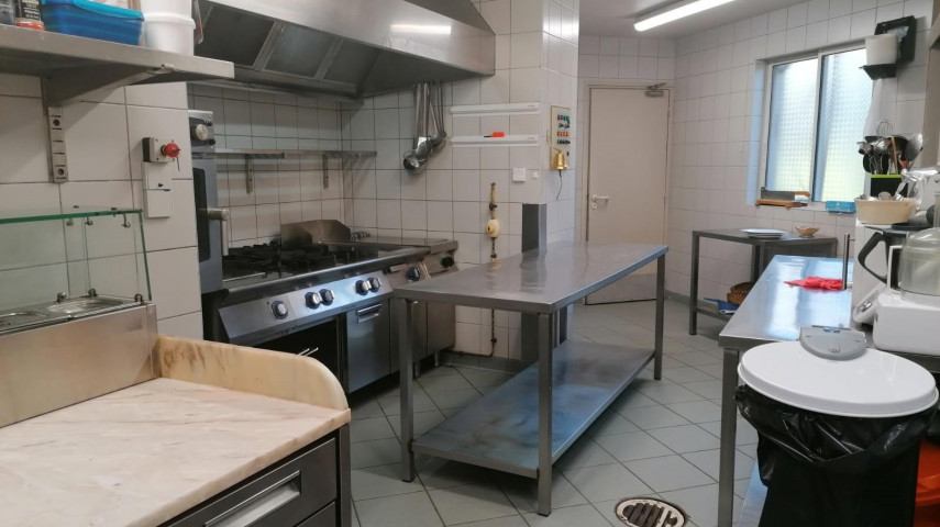 À vendre, Restaurant traditionnel située sur la Commune de Toulonjac (Aveyron) à proximité de Villefranche-de-Rouergue et du département du Lot. 

Ce bien immobilier se compose d’une propriété construite en 1995, développant une surface totale de 310 m² avec appartement de fonction de 80 m² attenant. Implantée sur un terrain arboré de 2 600 m². Il bénéficie d’un grand parking privatif offrant 10 places de stationnement, complété par un vaste parking communal situé à proximité immédiate. L’ensemble est de plain-pied et ne nécessite aucun travaux.

L’espace professionnel comprend une salle de réception pouvant accueillir 50 couverts, une cuisine entièrement équipée, un espace plonge, un espace dédié aux desserts, ainsi qu’un grand bar disposant d’un espace indépendant de la salle. Deux WC sont à disposition, dont un conforme aux normes PMR. Une terrasse extérieure permet également l’accueil de plus de 50 couverts supplémentaires.

L’appartement de fonction de 80 m² complète le bien. Il se compose d’un grand salon/salle à manger, de deux chambres, WC, salle de bain et dispose d’une agréable terrasse extérieure privative et jardin.

Nouveauté : installation récente de panneaux photovoltaïques d’une puissance de 19 kWc.

Labellisé Maître Restaurateur, il bénéficie d’une clientèle fidèle : professionnels en semaine et particuliers ou touristes le week-end.

Ouvert uniquement le midi du mardi au dimanche, ainsi que le samedi soir, avec 5 à 6 semaines de congés par an. Un choix de fonctionnement garantissant un bon équilibre de vie tout en assurant la rentabilité. 

À noter : le bar n’est pas exploité à ce jour.

Chiffre d’affaires :
•	2024 : 265 000 €
•	2023 : 248 000 €
•	2022 : 220 000 €

La vente comprend le fonds de commerce et les murs :
•	Murs : 310 000 €
•	Fonds de commerce : 65 000 €
•	Prix total murs + fonds : 375 000 € 

À titre informatif, la CCI de Rodez accompagne les repreneurs de commerces locaux et peut proposer des prêts à taux zéro.