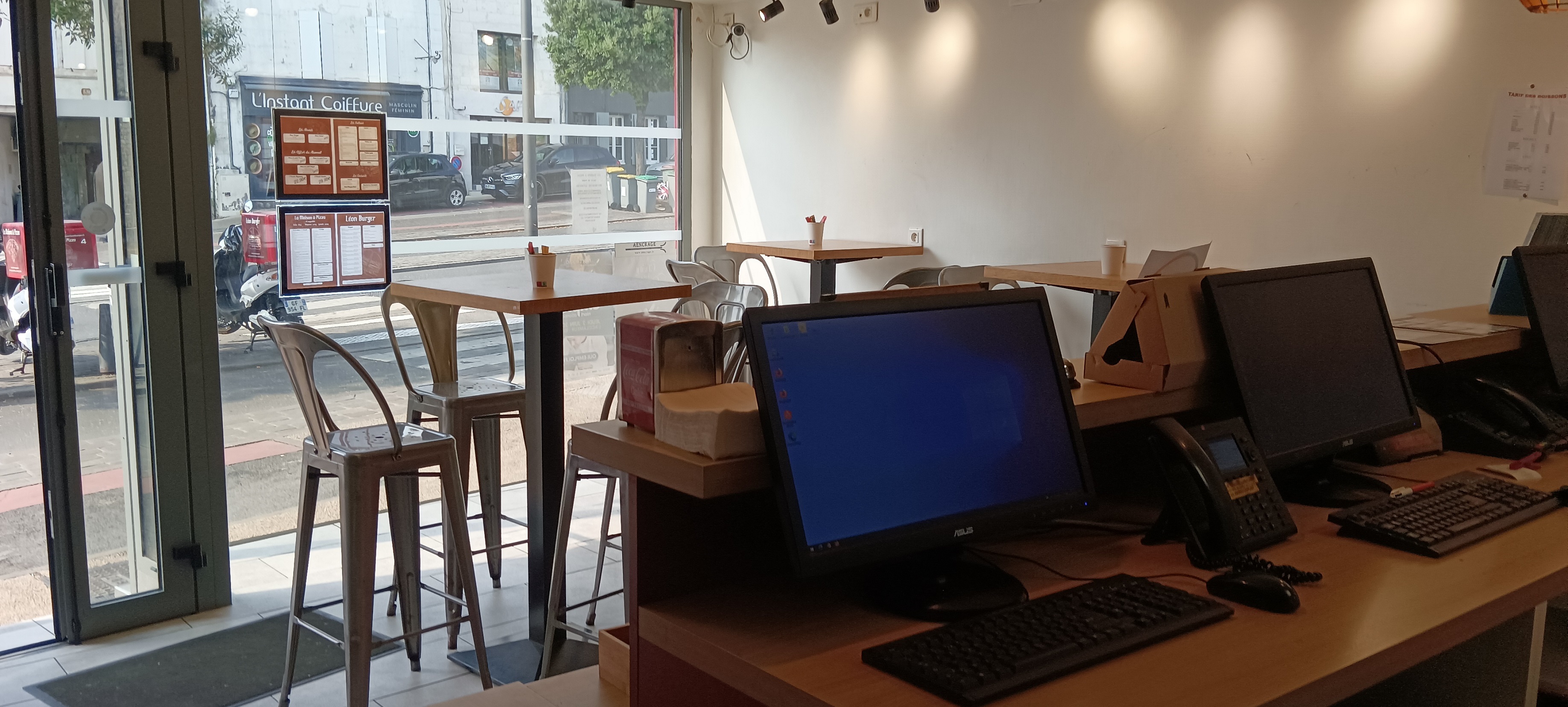Restauration rapide, vente à emporter, livraison, sur place de Burgers et pizzas.
Magasin et cuisine récents
Flotte de scooters électriques
13 salariés.
bonne rentabilité
Convient aussi bien à un investisseur ou un gérant souhaitant travailler que quelques jours par semaine. équipe autonome.
Situé sur un axe majeur de la ville avec stationnement.
