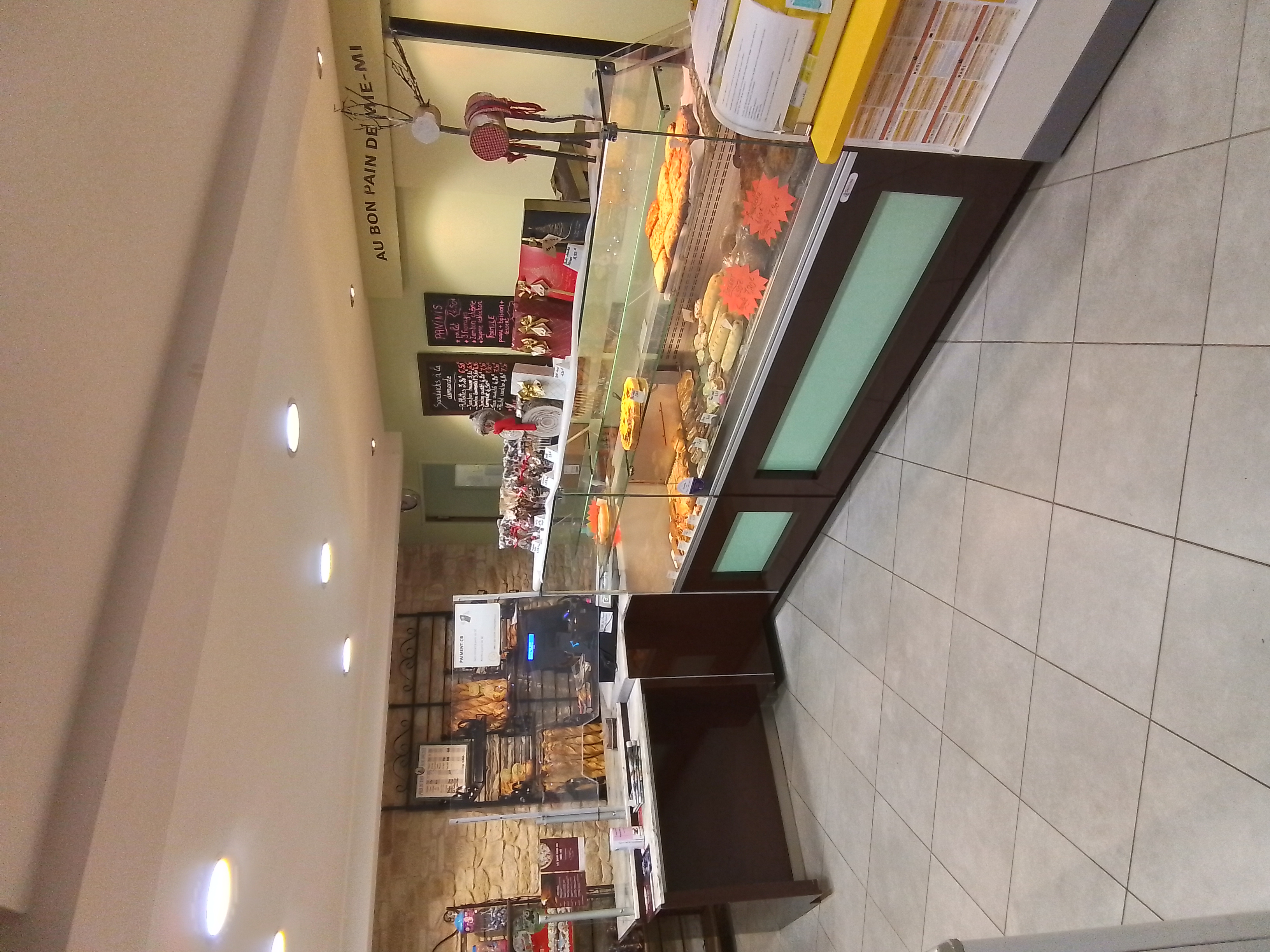 A saisir,ideal jeune couple où derniere affaire pour finir en douceur, charmante boulangerie patisserie traiteur et épicerie située en coeur de beauce,  axe Orleans Chartres
Limitrophe du Loiret et de l Essonne. 
Très belle espace de vente pouvant accueillir tables et chaises pour consommer  sur place.
Coin épicerie et coin poste pour faire vivre ce village Eurélien. 
Laboratoire boulangerie patisserie attenant avec
Tout le materiel necessaires. 
En ce qui concerne  l habitation, Elle ne demande  que de vous accueillir. 
Grande cours  fermée. 
N hesitez pas a nous contacter pour plus de renseignements et convenir une visite.
Detail de l activité sur demande.
Possibilité d acquerir les muss
Prix 70 000 euros