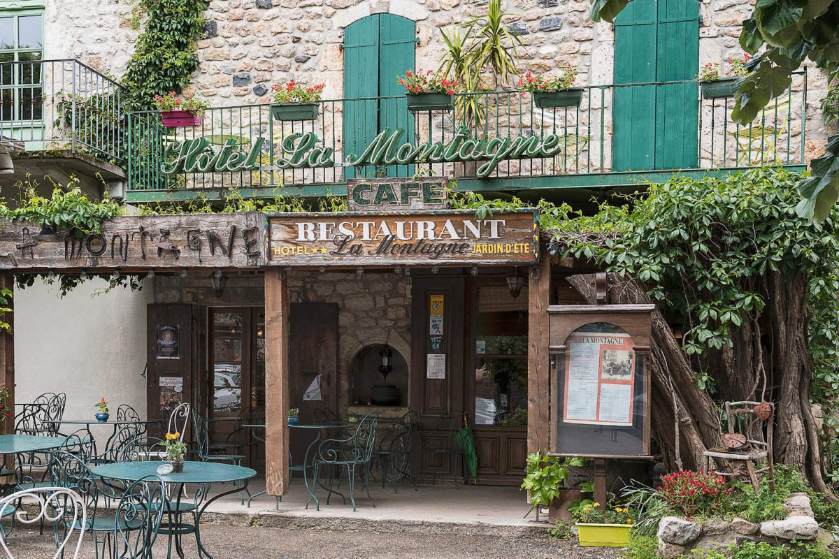 Situé en plein c?ur de l'Ardèche, l'hôtel-bar-restaurant 
" La Montagne" est situé en plein centre du village de caractère d'Antraigues-Sur-Volane sur la place principale.
 "La Montagne" a été nommée ainsi par l'ancien propriétaire Jean FERRAT. C'est une ancienne bâtisse en pierres ou l'on a su garder l'esprit de village d'antan.