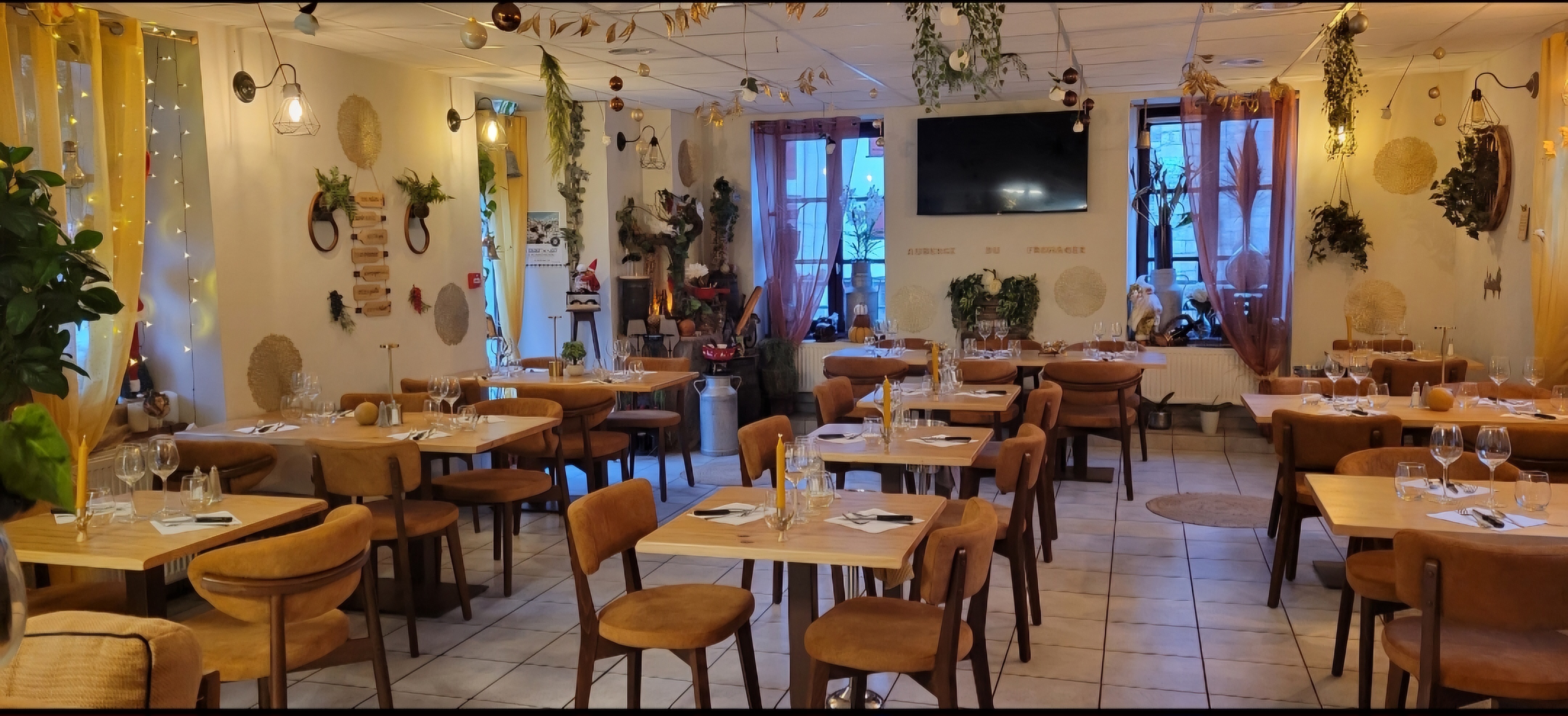 Activité bar, restaurant et 4 chambres d’hôtes, située dans un petit village de 200 habitants dans le Livradois – Forez à proximité de grands axes (N102 à 12 km et A75 à 35 km - 50 min du Puy en Velay et 50 min de Clermont-Ferrand).
Cette auberge est le lieu principal de vie du village et également un lieu d’accueil pour les multiples randonnées (pédestres, équestres, enduristes et motards). Elle est référencée sur un GR pays « robe de bure et cotes de mailles », relais motards ainsi que sur le petit futé. Sa situation géographique offre un gros potentiel local et également touristique.
L’établissement dispose d’une salle de restaurant d’une capacité de 32 couverts entièrement rénovée, d’un bar équipé en froid, d’une terrasse d’une capacité de 25 couverts ainsi que d’une seconde terrasse pouvant accueillir 30 personnes pour des évènements extérieurs (équipée de mobilier et d’une plancha neufs).
Tout a été rééquipé en 2025 en mobilier neuf : Les 4 chambres d’hôtes sont équipées avec douche et toilettes privatives, une buanderie a été installée sur le palier des chambres, la cuisine a été entièrement rééquipée et la partie stockage froid et réserve également.
L’auberge dispose d’un garage sécurisé pour l’accueil des motards et cyclistes, d’une cave et de deux zones de stockage secs.
L’établissement dispose d’un logement de fonction type T4 au dernier étage.
Bail commercial 3/6/9 - Loyer : 720 TTC logement de fonction compris.
Prix du fonds : 39 000 €
Un bilan financier sera fourni aux personnes désireuses de reprendre ce bien.
Cet établissement ne demande à ce jour aucun investissement pour travailler et tout le matériel nécessaire restera en place ainsi qu’un carnet de réservation pour la saison déjà programmée.  
Contacts : Auberge du Fromager du Doulon - tél : 04 71 76 43 59 - mail : aubergedufromager@gmail.com
CCI 43 - N. BARDAKOFF : tél : 04 71 50 88 01 ou 04 71 09 90 00 mail : n.bardakoff@hauteloire.cci.fr