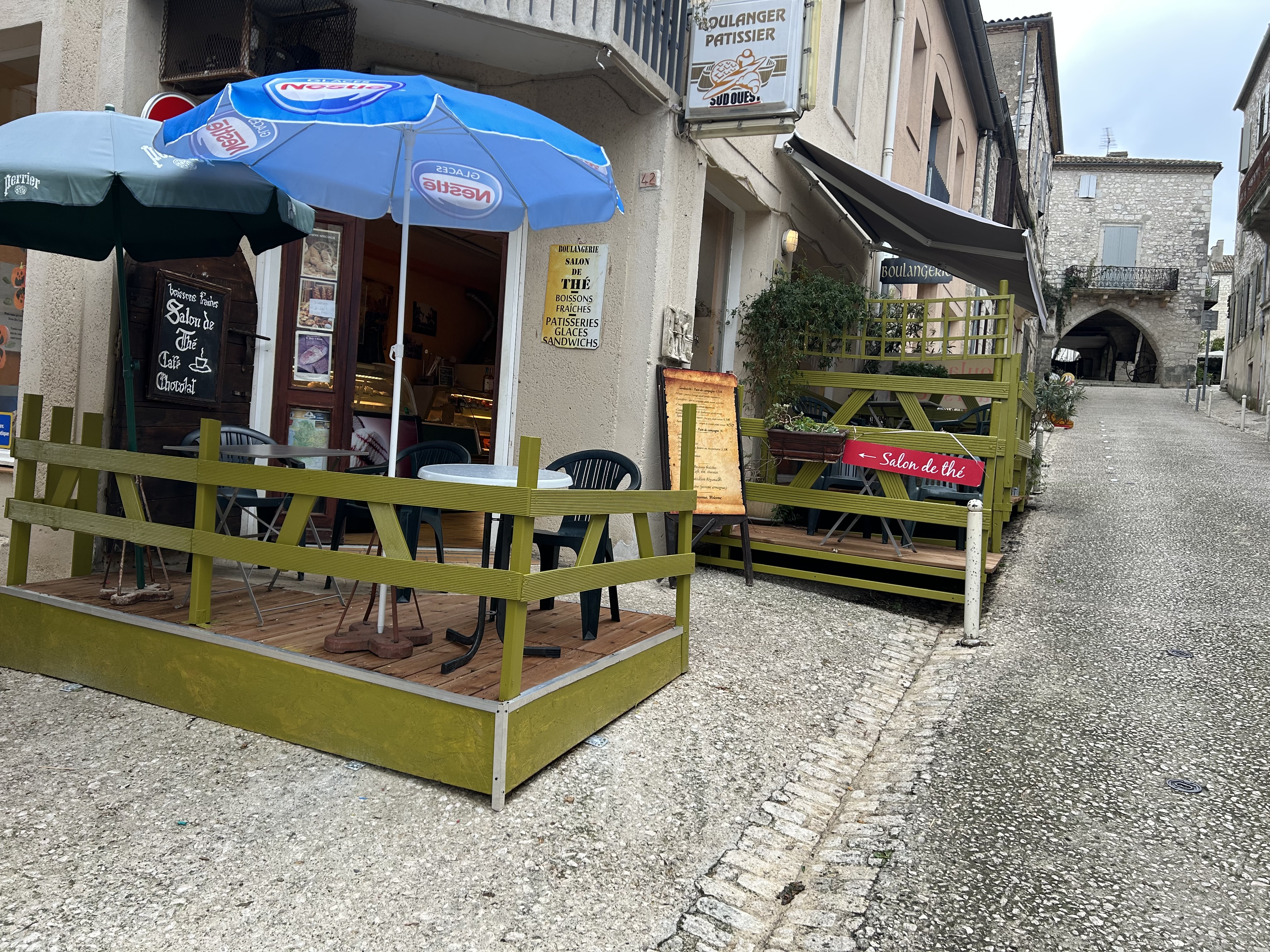 Vend fond de commerce + mur locale commercial et fournil cause départ retraite.
boulangerie pâtisserie salon de thé. Situé dans un agréable Village Médiévale, élu un des plus beaux village de France. 
Région très touristique  de nouvelle Aquitaine situé à proximité immédiate du Périgord noir. 
Niché dans le haut du village de Monflanquin, le locale commerciale d’une surface de 45m2 avec arrière pièce aménagée avec double évier et petite pièce de stockage. Local possédant des sanitaires accessible au clients.  Locale donnant sur une des rues principale de la bastide.
Dans un petit carrerot à l’arrière de la boutique un fournil d’une surface de 80m2 entièrement équipé ( four, chambre froide, pétrin ect ) complète ce bien.