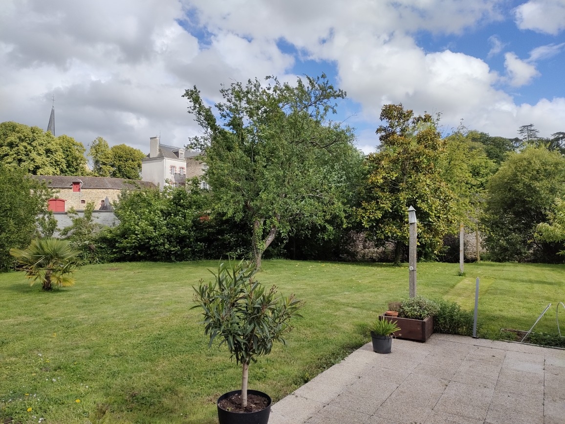 Besoin d'espace et de verdure, sur une parcelle de 1350 m2, a vendre bar tabac restaurant avec grand logement. Et pourquoi pas une ginguette !!!
Possibilité d'acheter les murs 
Dossier complet prêt à être envoyé sur simple demande
