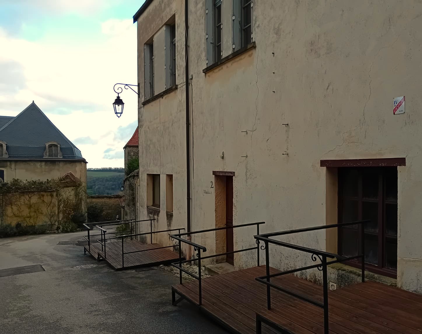 NOUVEAU À FLAVIGNY-SUR-OZERAIN !
L’un des Plus Beaux Villages de France ouvre ses portes à votre projet !
La mairie de Flavigny-sur-Ozerain met en location un local commercial idéalement situé au cœur du village médiéval.
Destiné prioritairement à une activité de restauration avec une Licence IV à louer.
Le local, c’est :
•	Un espace commercial authentique et plein de cachet
•	Un local attenant et une cave exploitable (stockage, cave à vins, espace d’affinage, atelier…)
•	Une cour extérieure pouvant accueillir une terrasse, un espace détente ou un aménagement spécifique selon votre activité
•	Un emplacement unique, dans un village au charme irrésistible, à forte attractivité touristique
Vous avez une idée ?  Restaurant, salon de thé, café artisanal, pizzeria, crêperie,… Nous sommes ouverts aux initiatives qui feront vivre Flavigny-sur-Ozerain, au quotidien, et toute l’année !
Intéressé(e) ? Envoyez-nous votre projet, vos besoins et vos coordonnées : mairie.flavignysurozerain@wanadoo.fr
Rejoignez une commune vivante, engagée et prête à soutenir de nouveaux talents ! Flavigny-sur-Ozerain n’attend plus que vous.